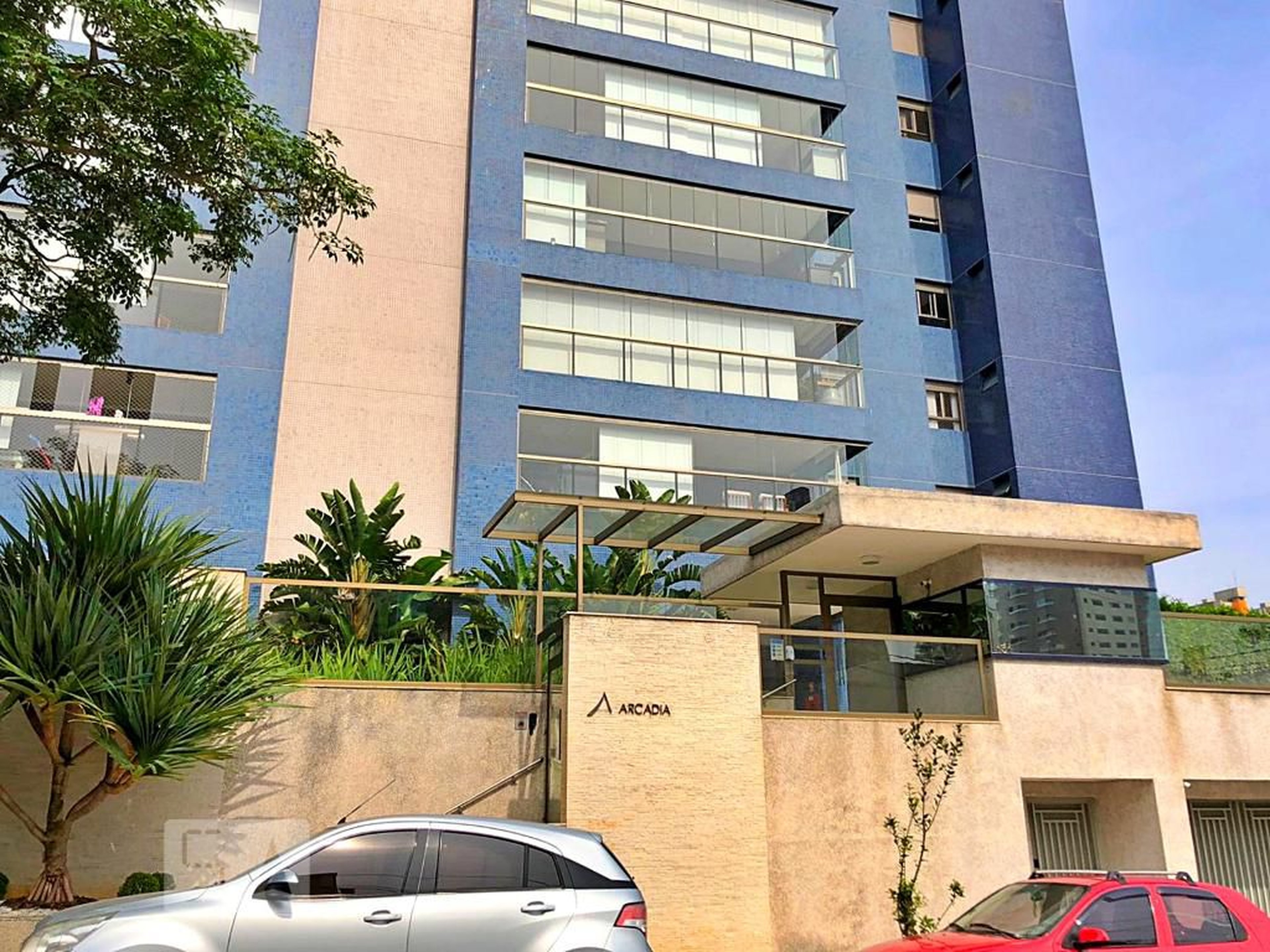 Fachada Condomínio em Rua das Cerejeiras, 131