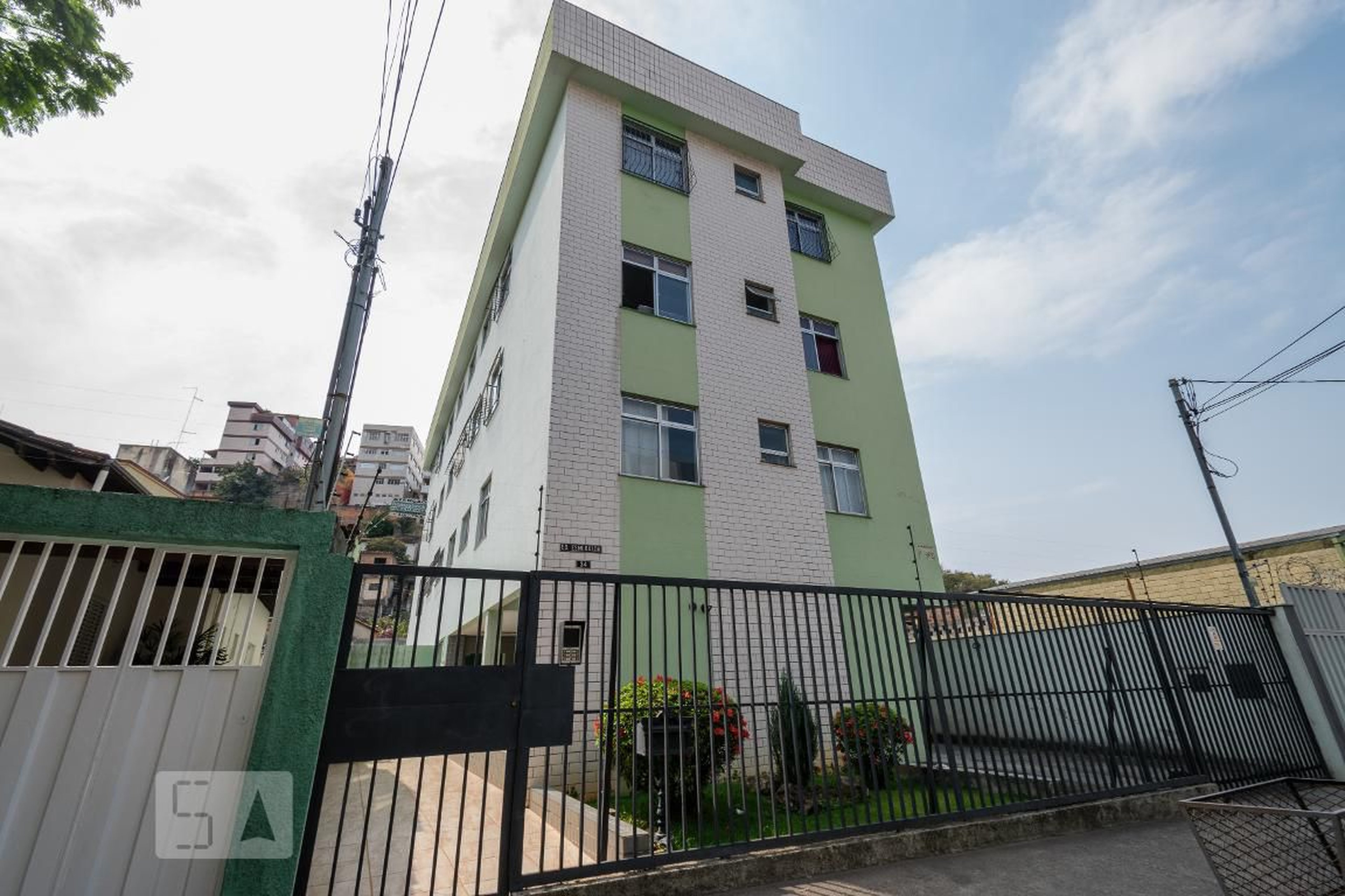 Fachada Condomínio em Rua Professor Raphael Hardy, 34