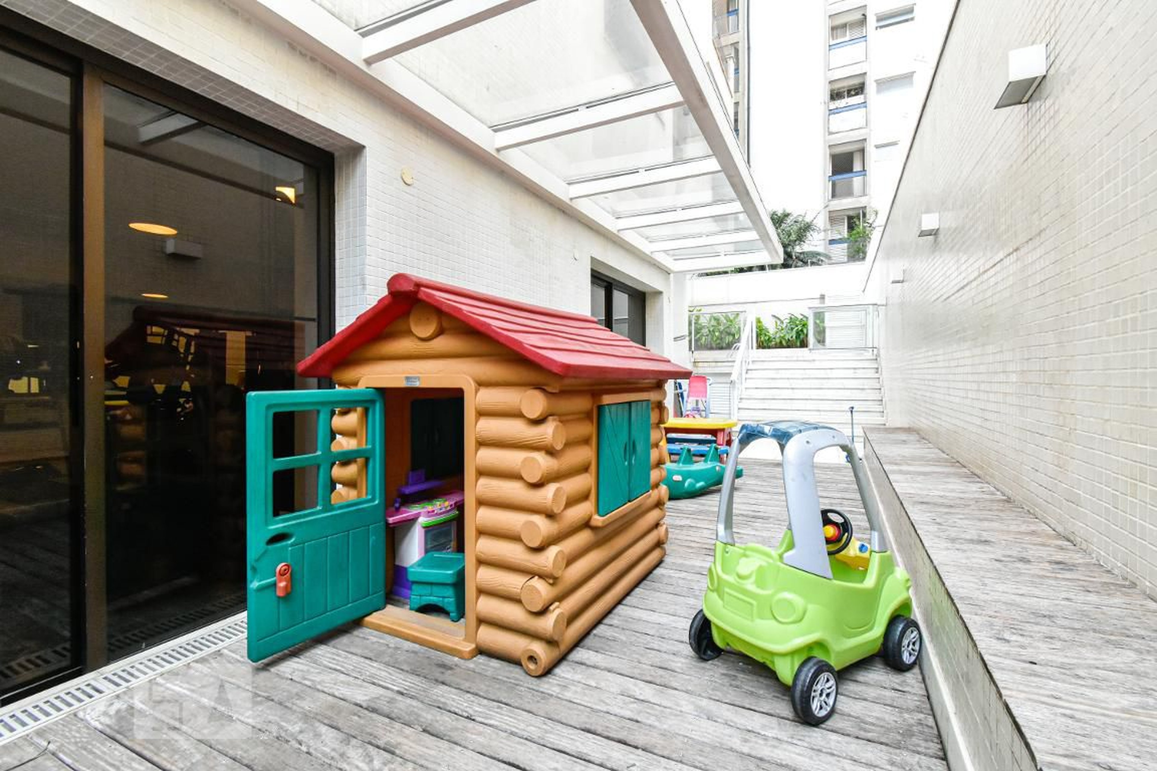 Playground - Quartier Latin