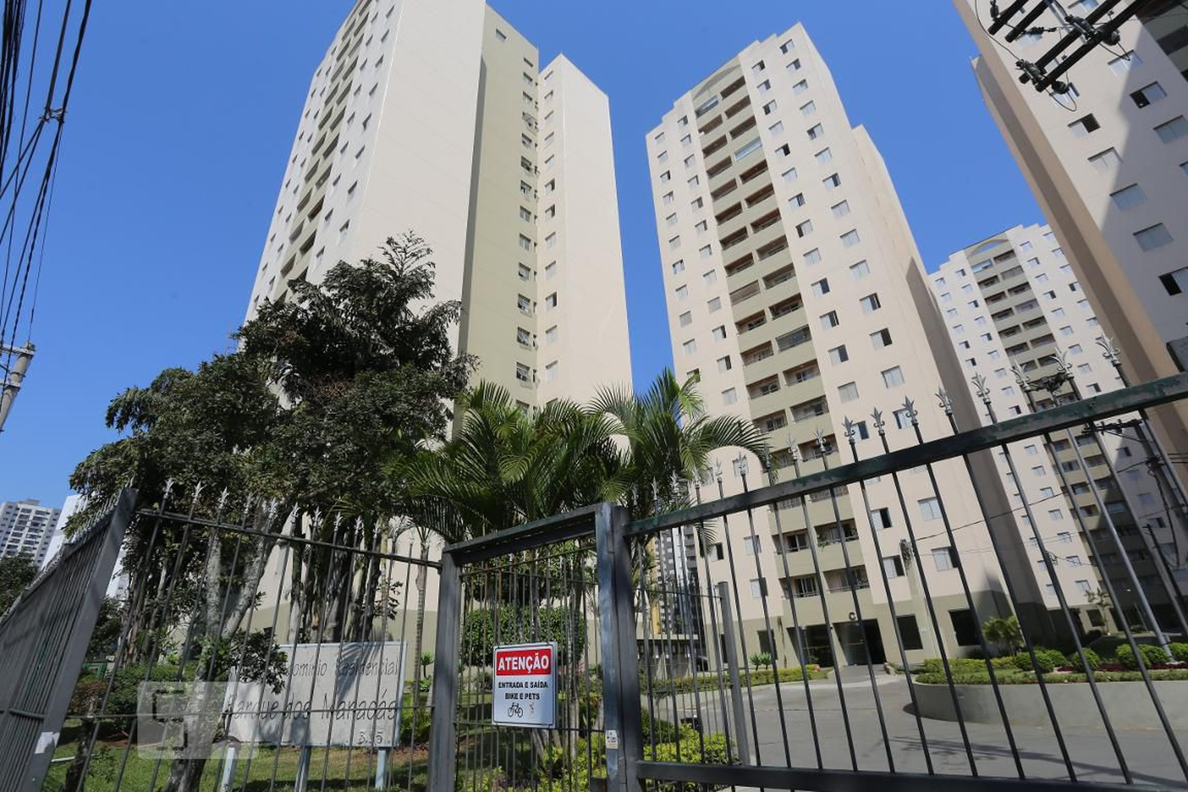 Fachada do Condomínio Condomínio Manacas