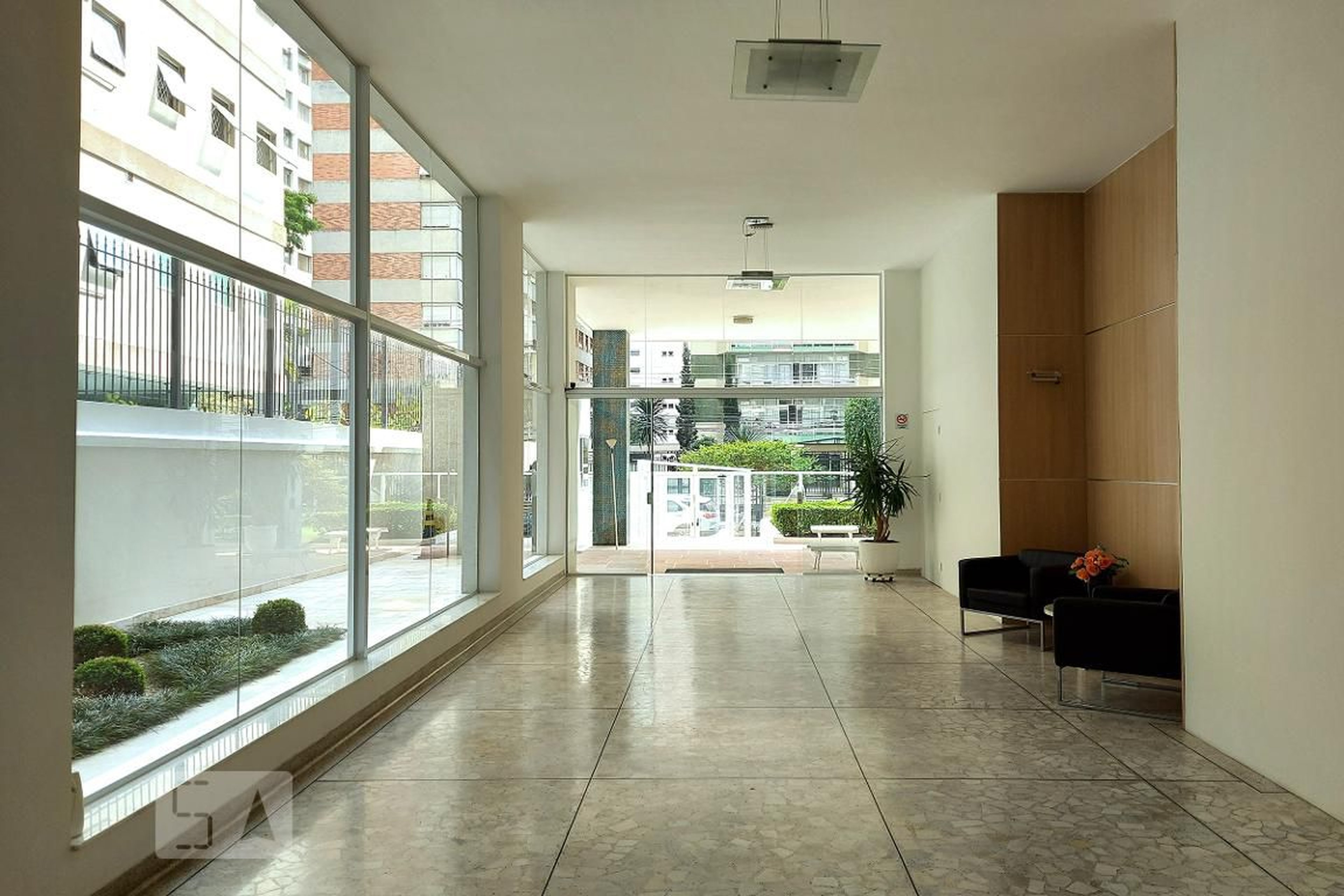 Hall Social - Amazon