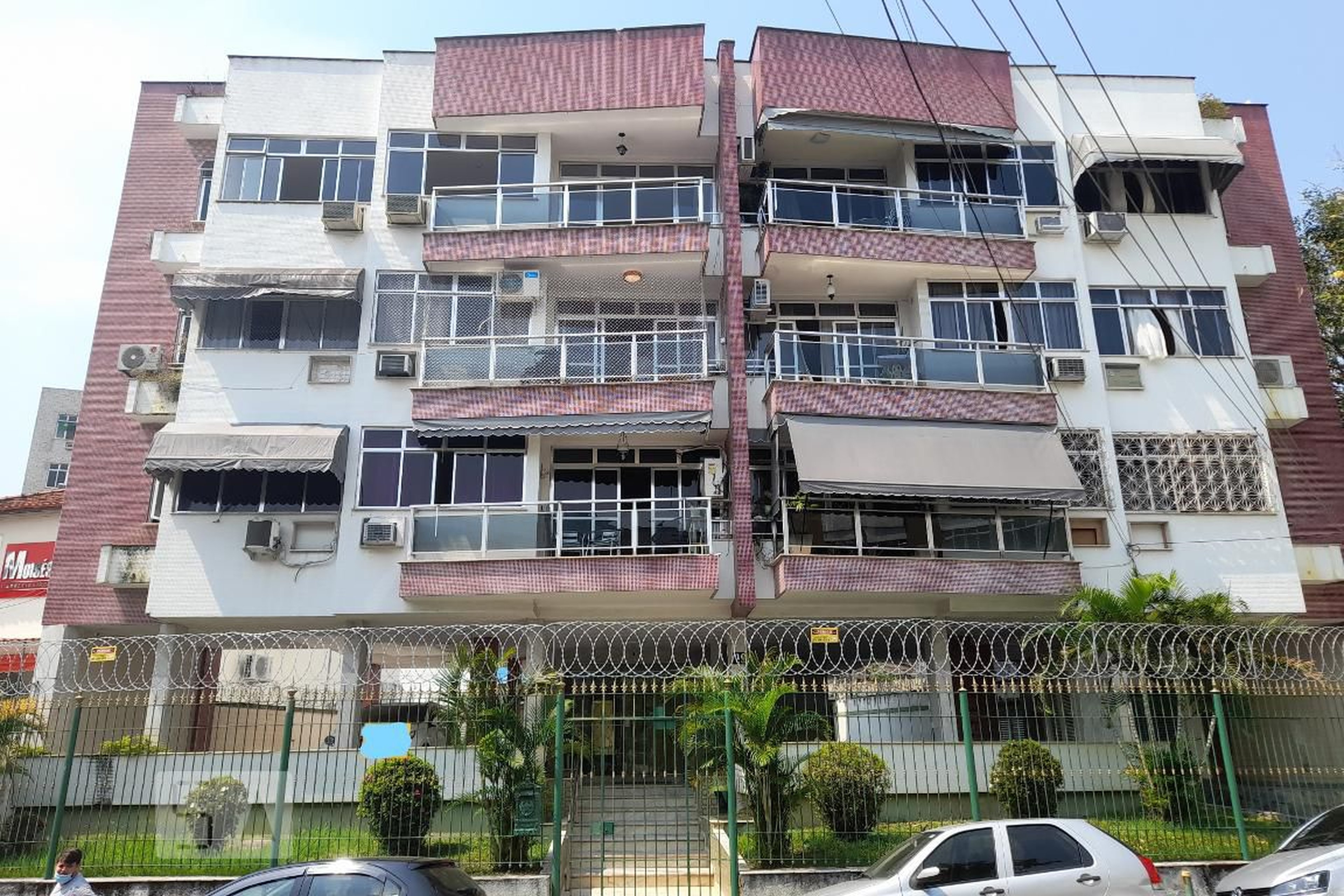 Fachada Condomínio em Rua Colina, 10