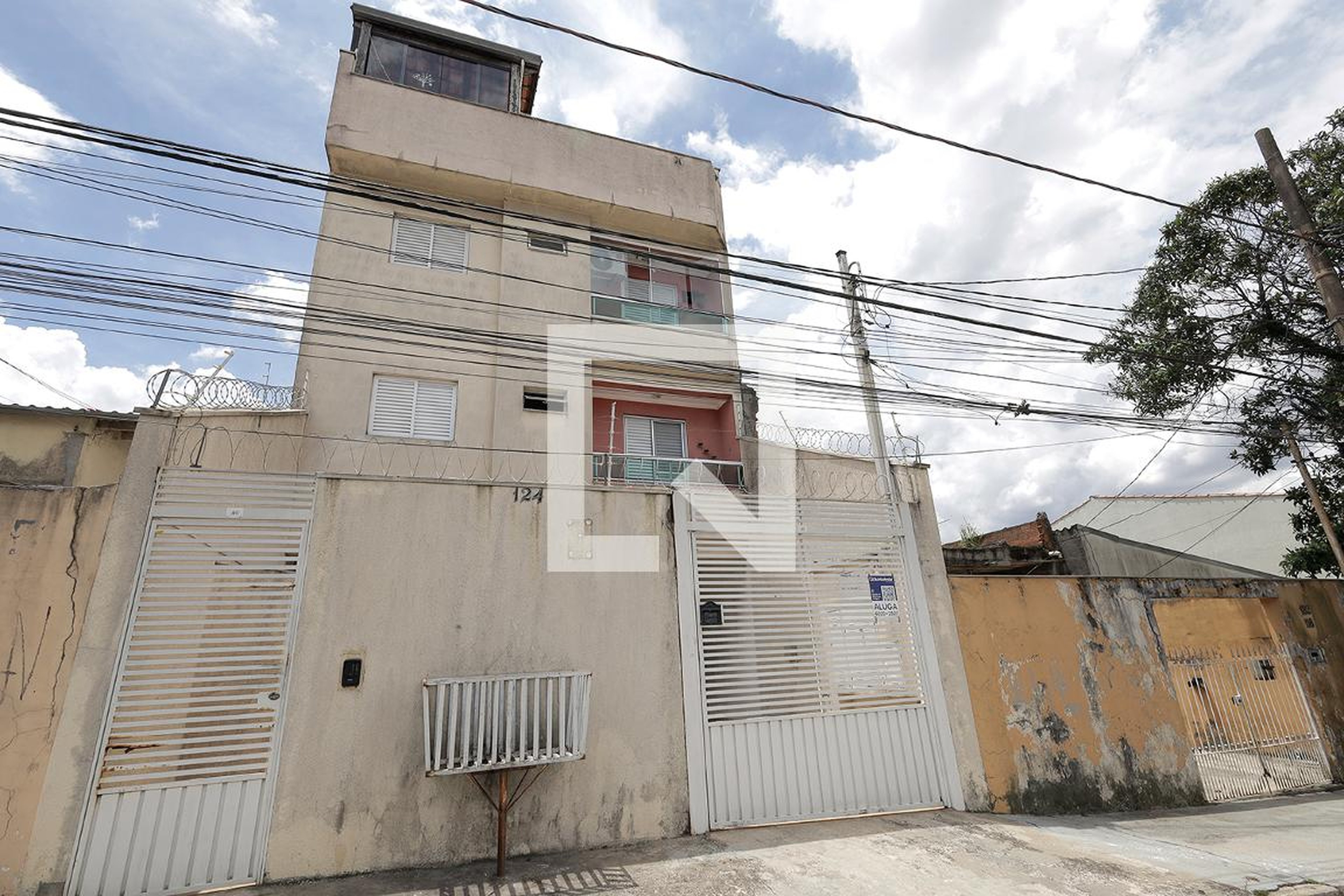 Fachada Condomínio em Rua Agudos, 124