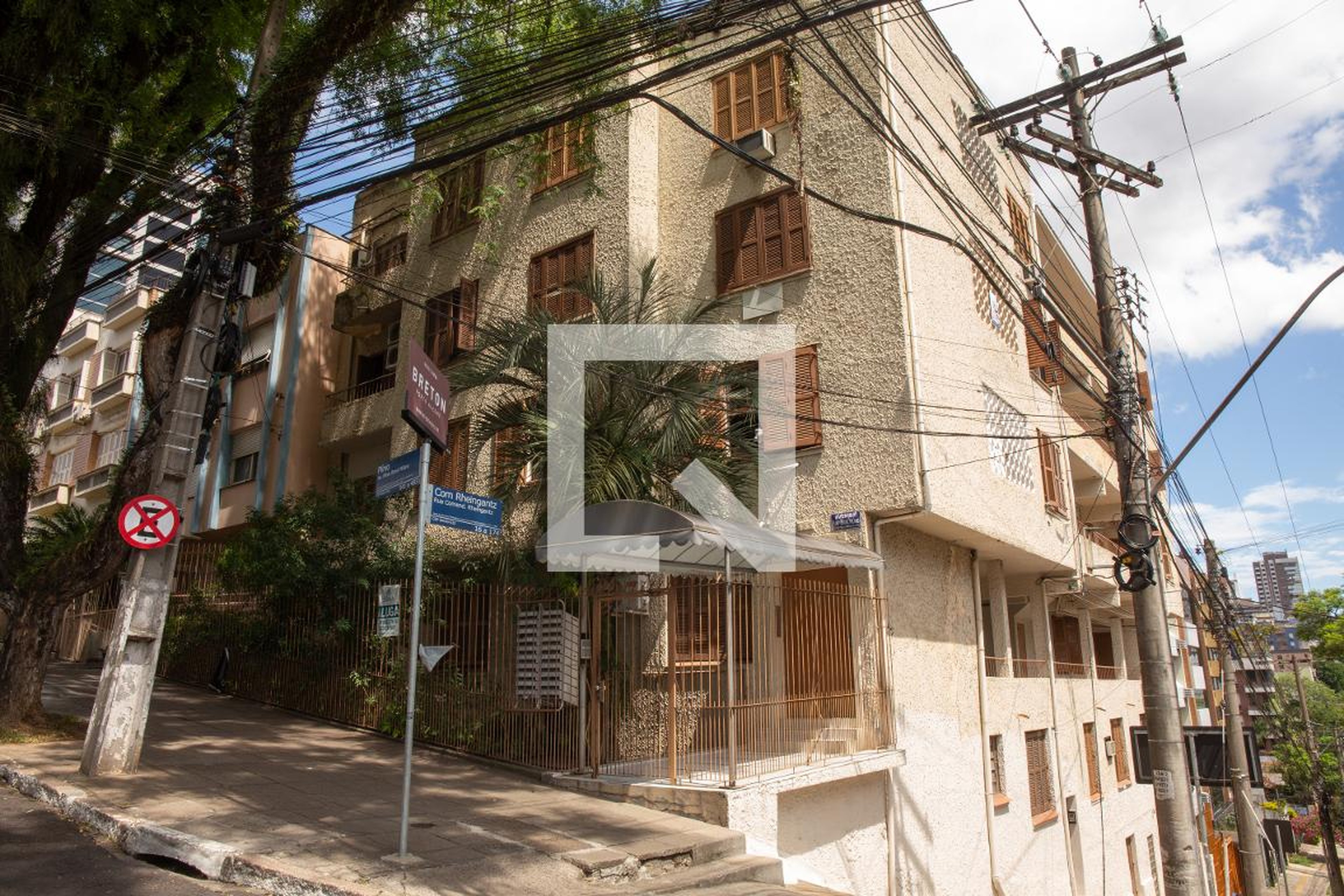 Fachada do prédio Condomínio em Avenida Plínio Brasil Milano, 483