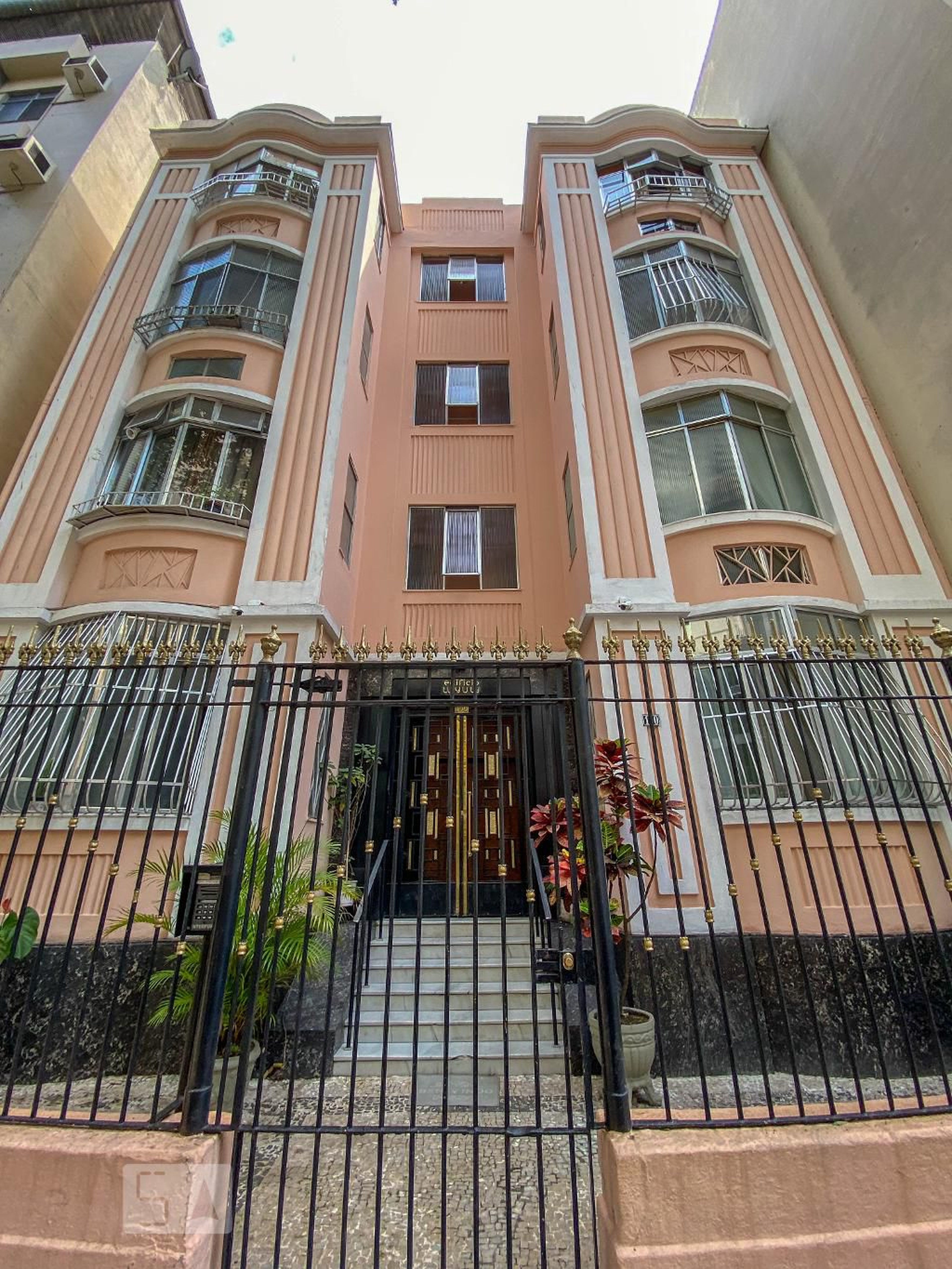 Fachada Condomínio em Rua Ministro Viveiros de Castro, 100