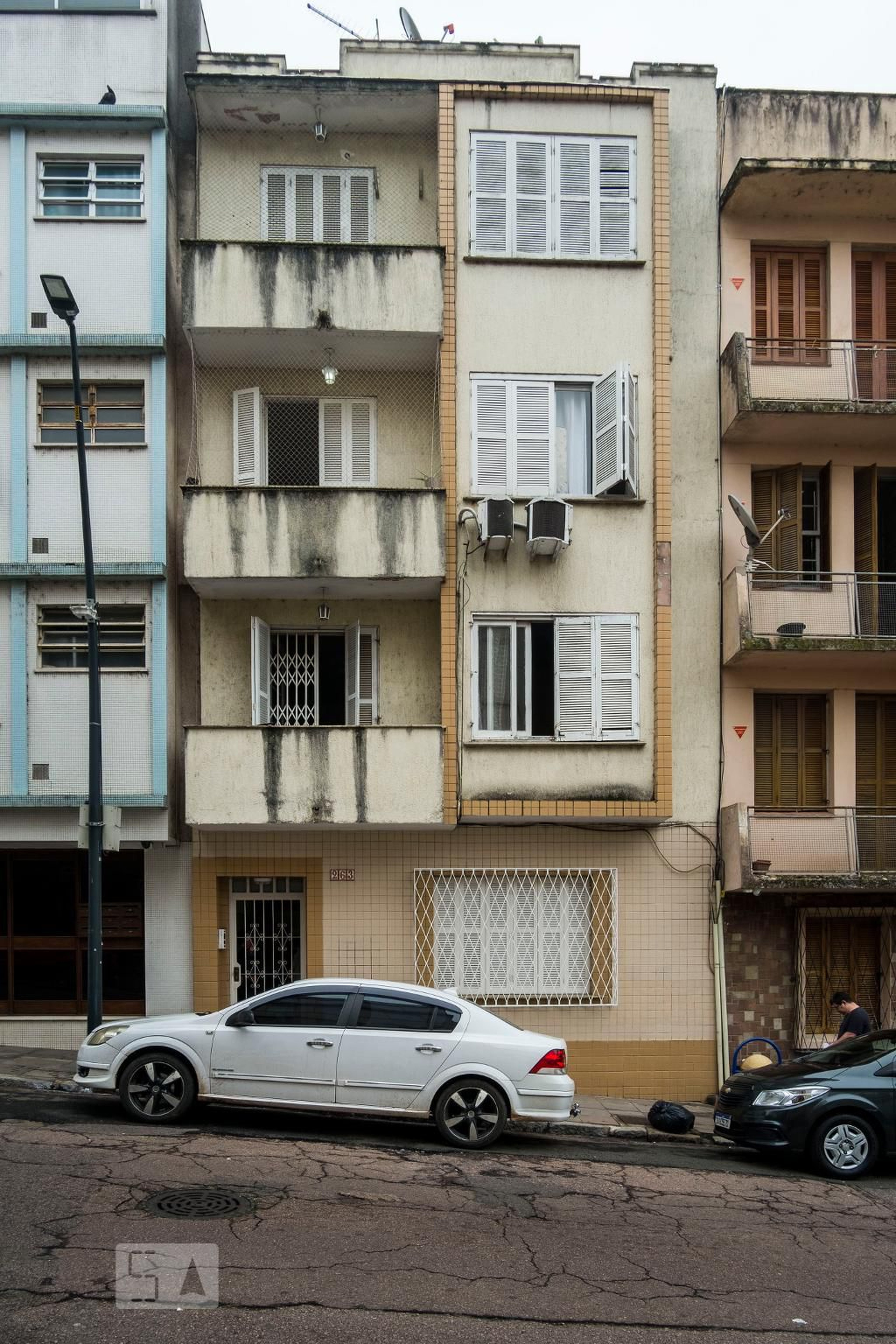Fachada Condomínio em Rua General Portinho, 253