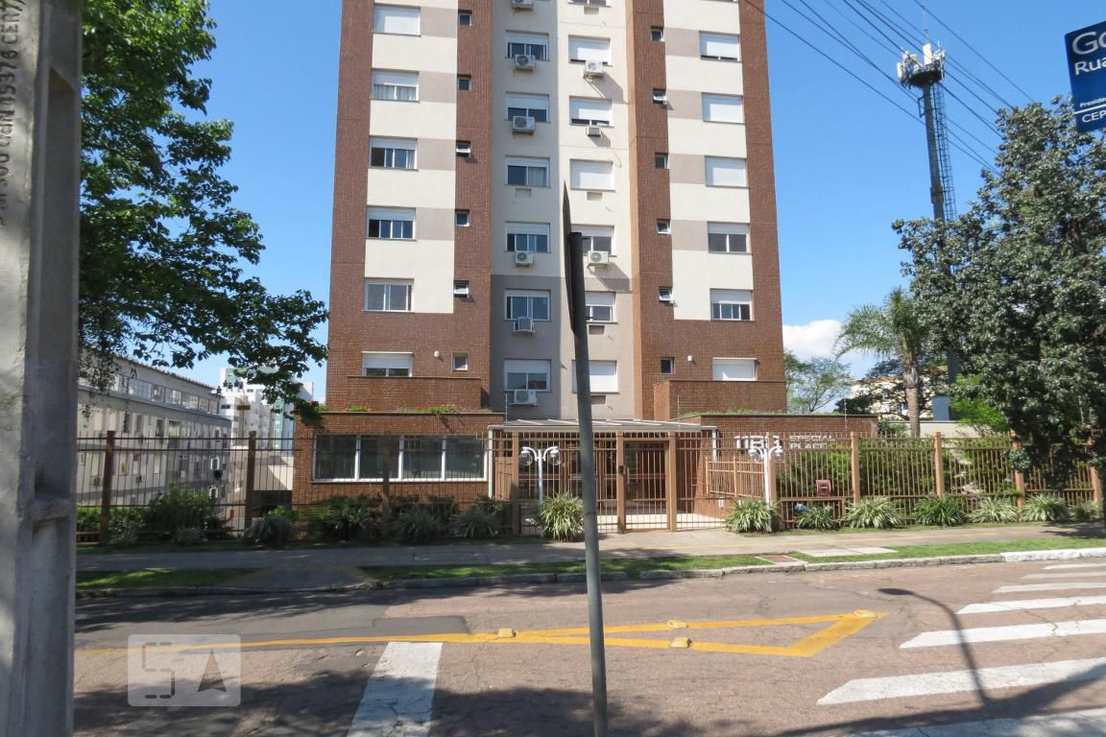 Fachada do Condomínio Condomínio Special Place