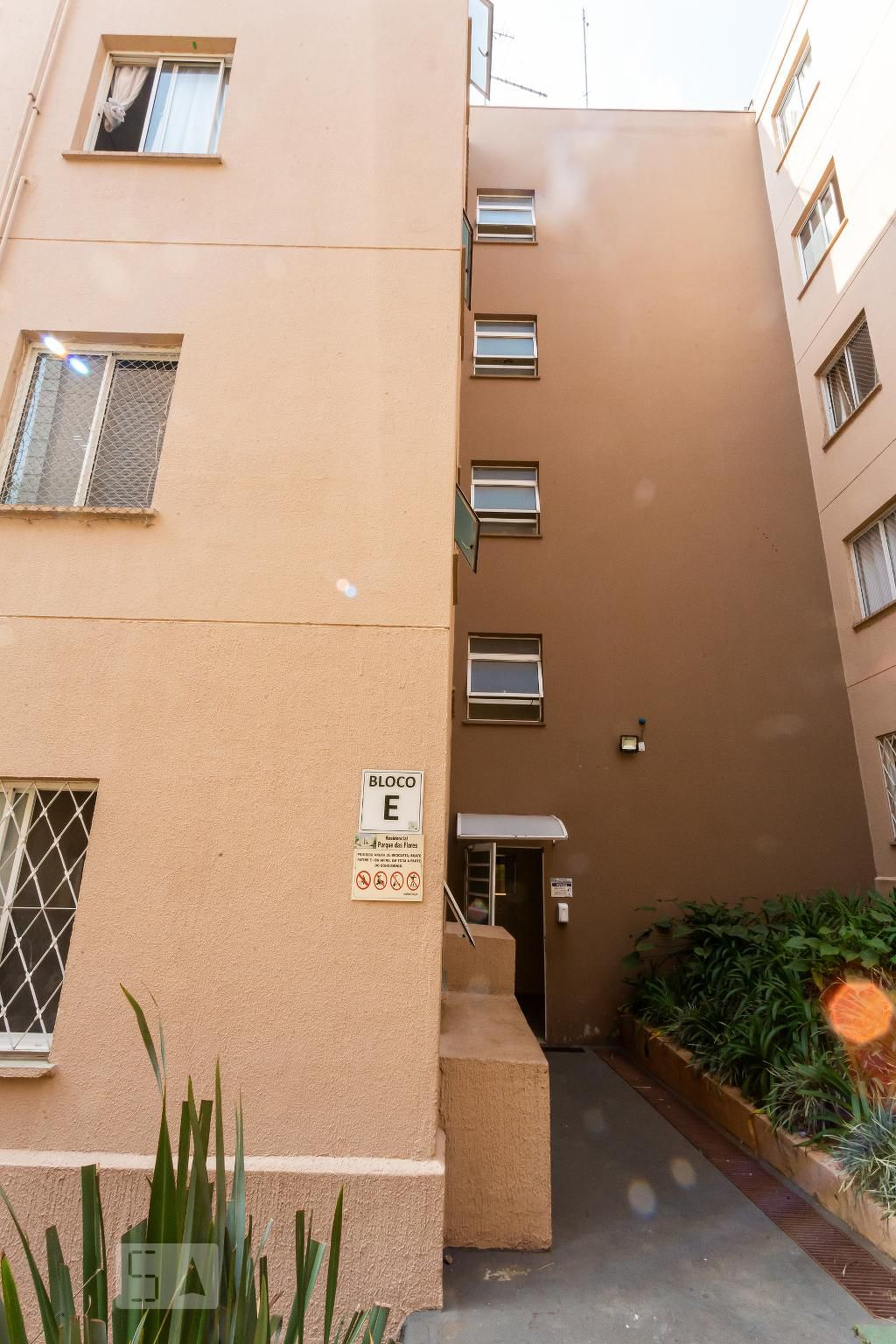 Fachada Condomínio em Estrada das Violetas, 110