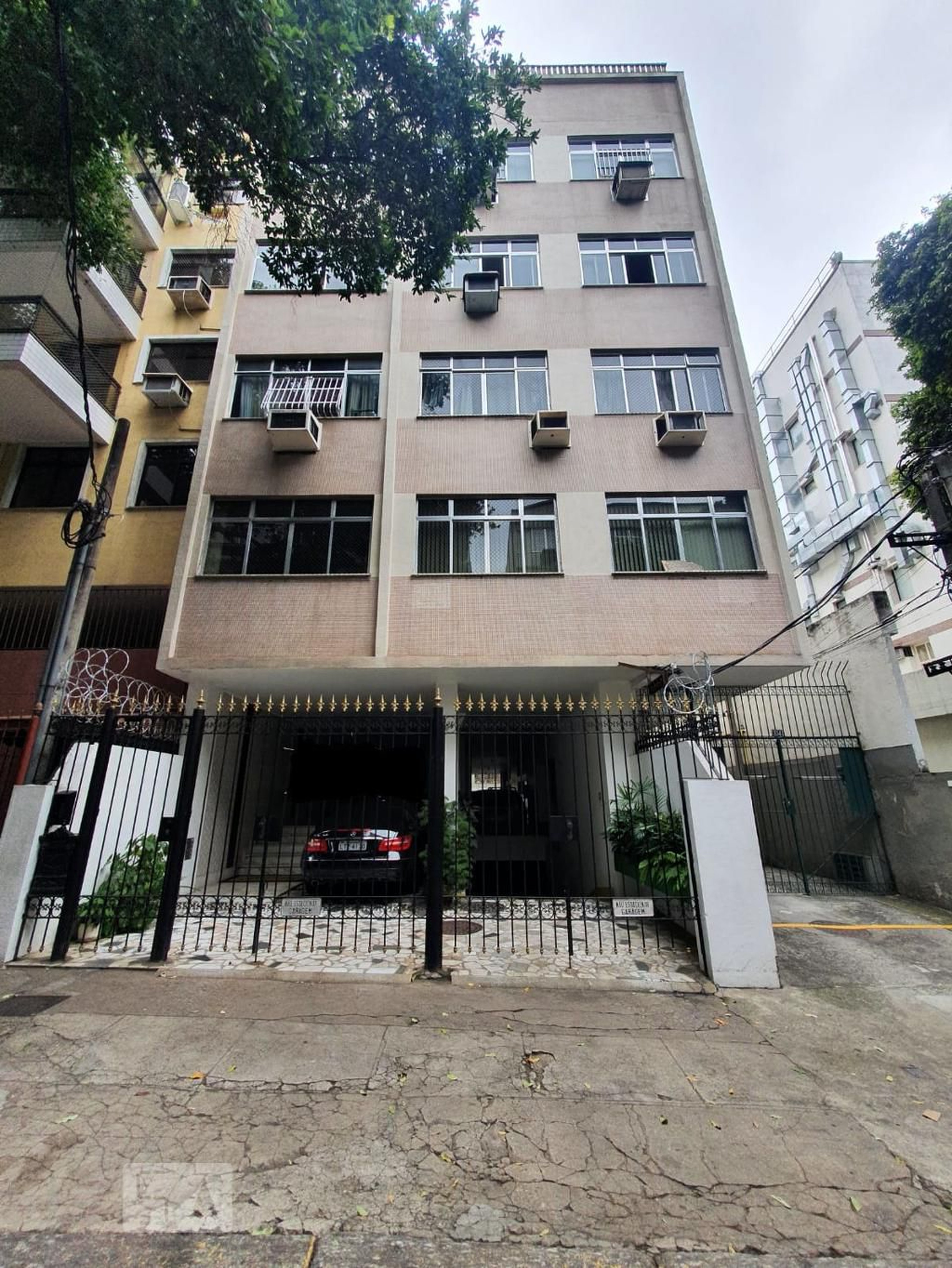 Fachada Condomínio em Rua Moura Brito, 156