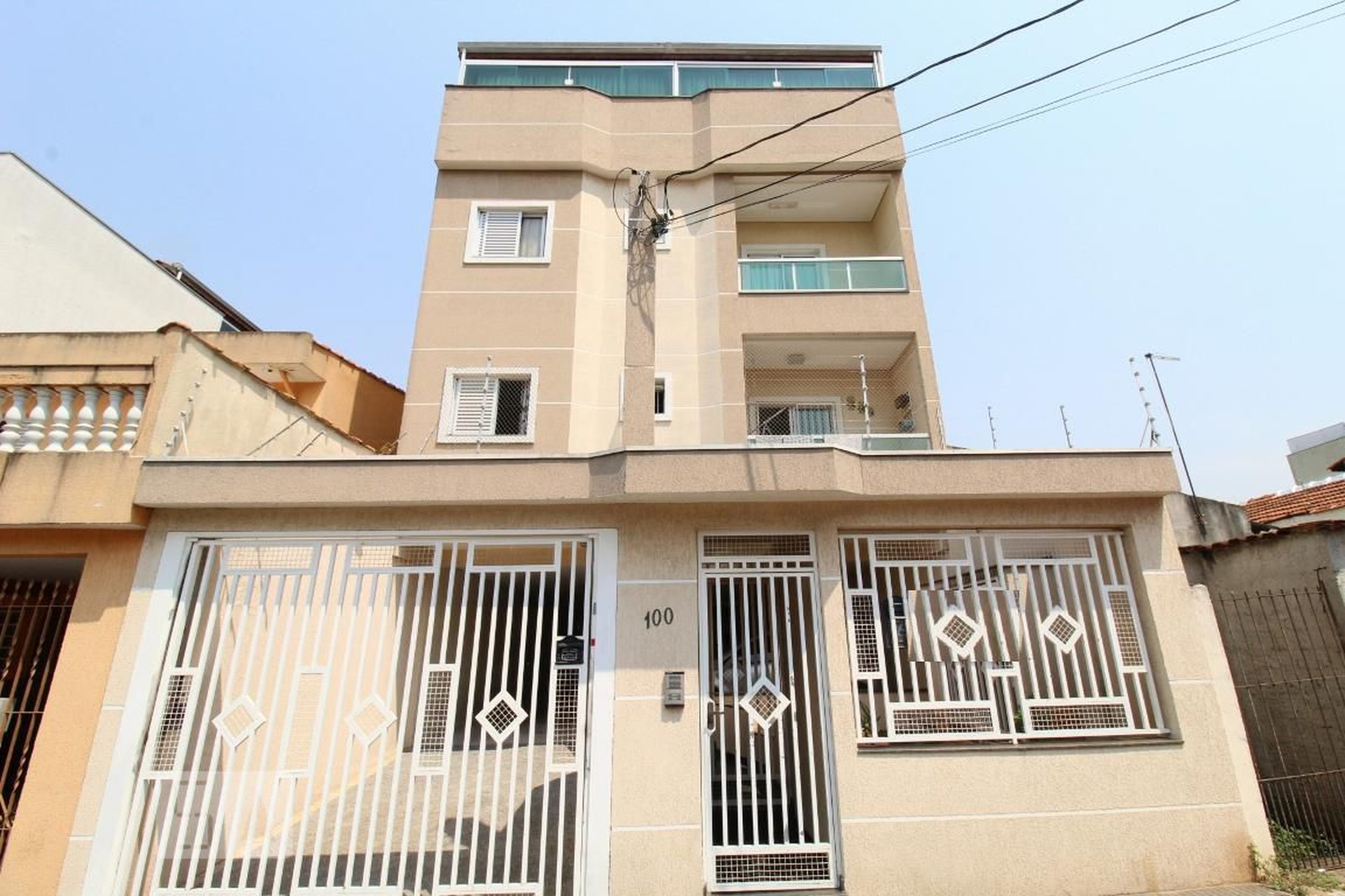 Fachada Condomínio em Rua Roque da Costa, 100