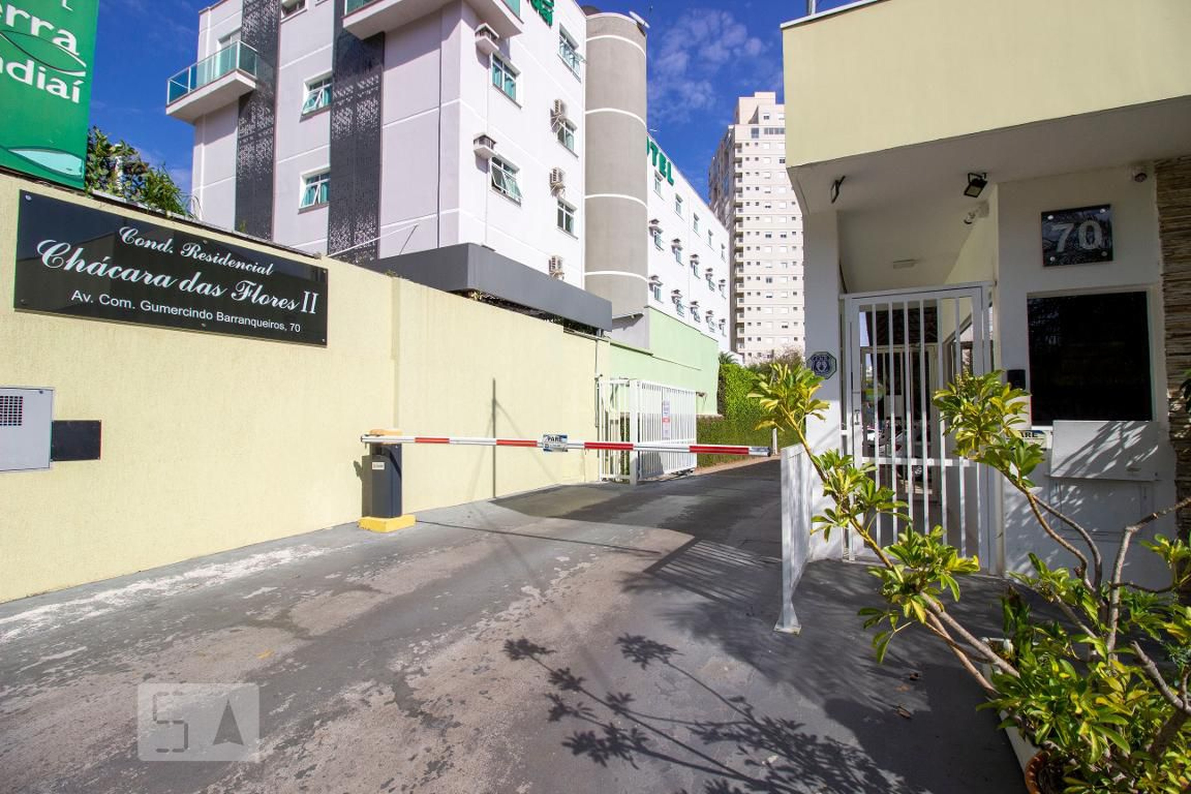Fachada do Condomínio Condomínio Chácara das Flores II