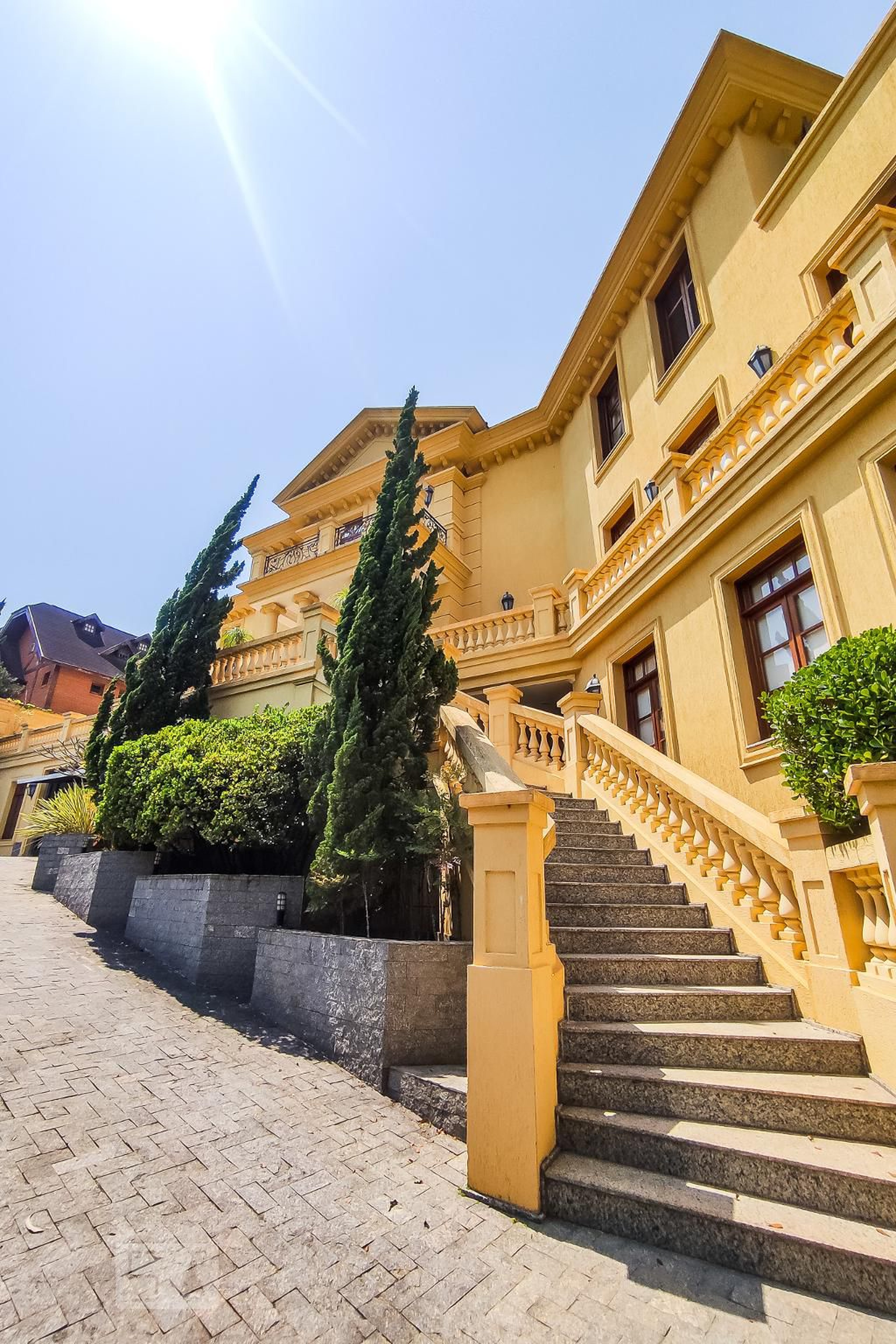 Fachada Condomínio em Rua Reverendo Miguel Rizzo Júnior, 145
