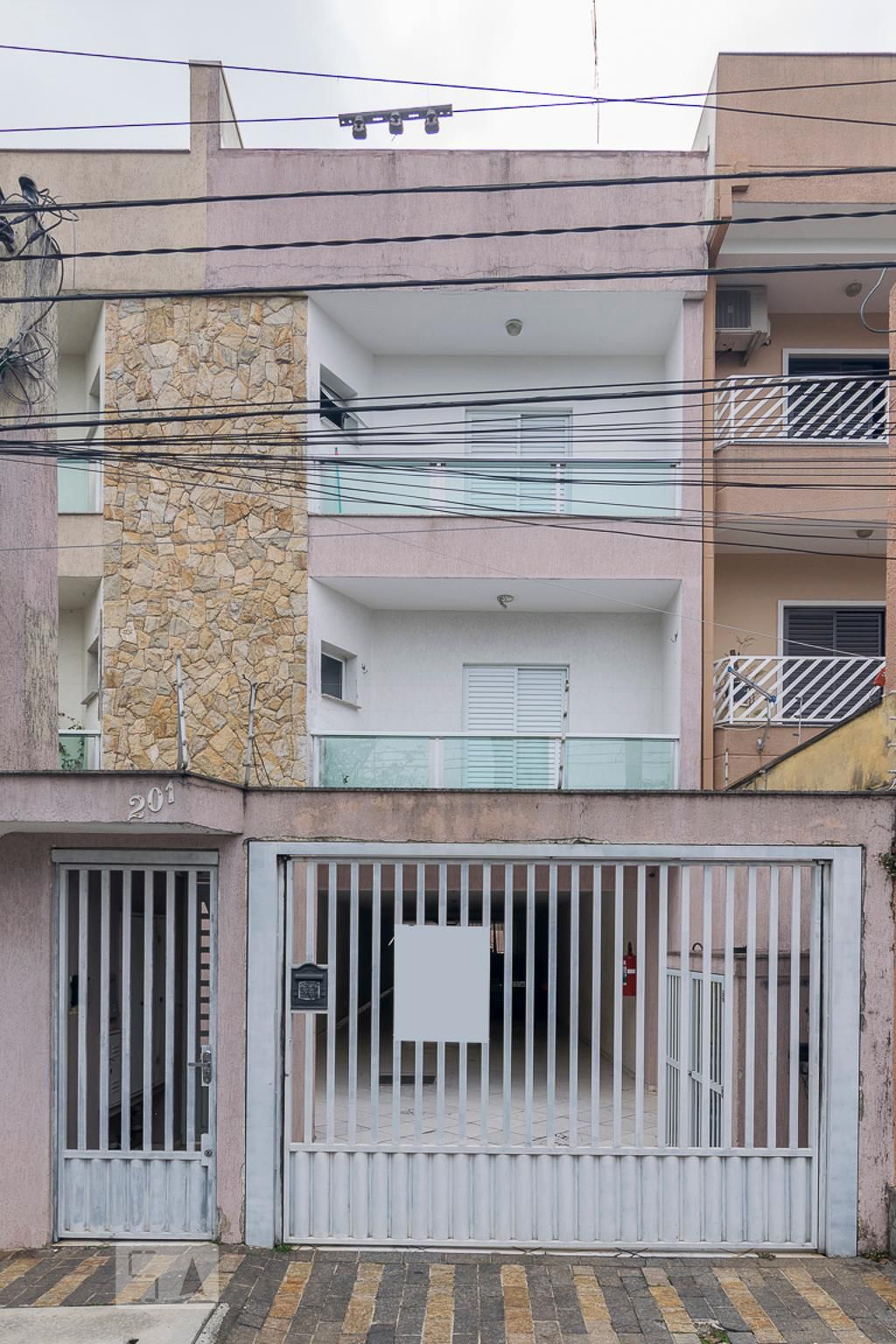 Fachada Condomínio em Rua Cristóvão Colombo, 201