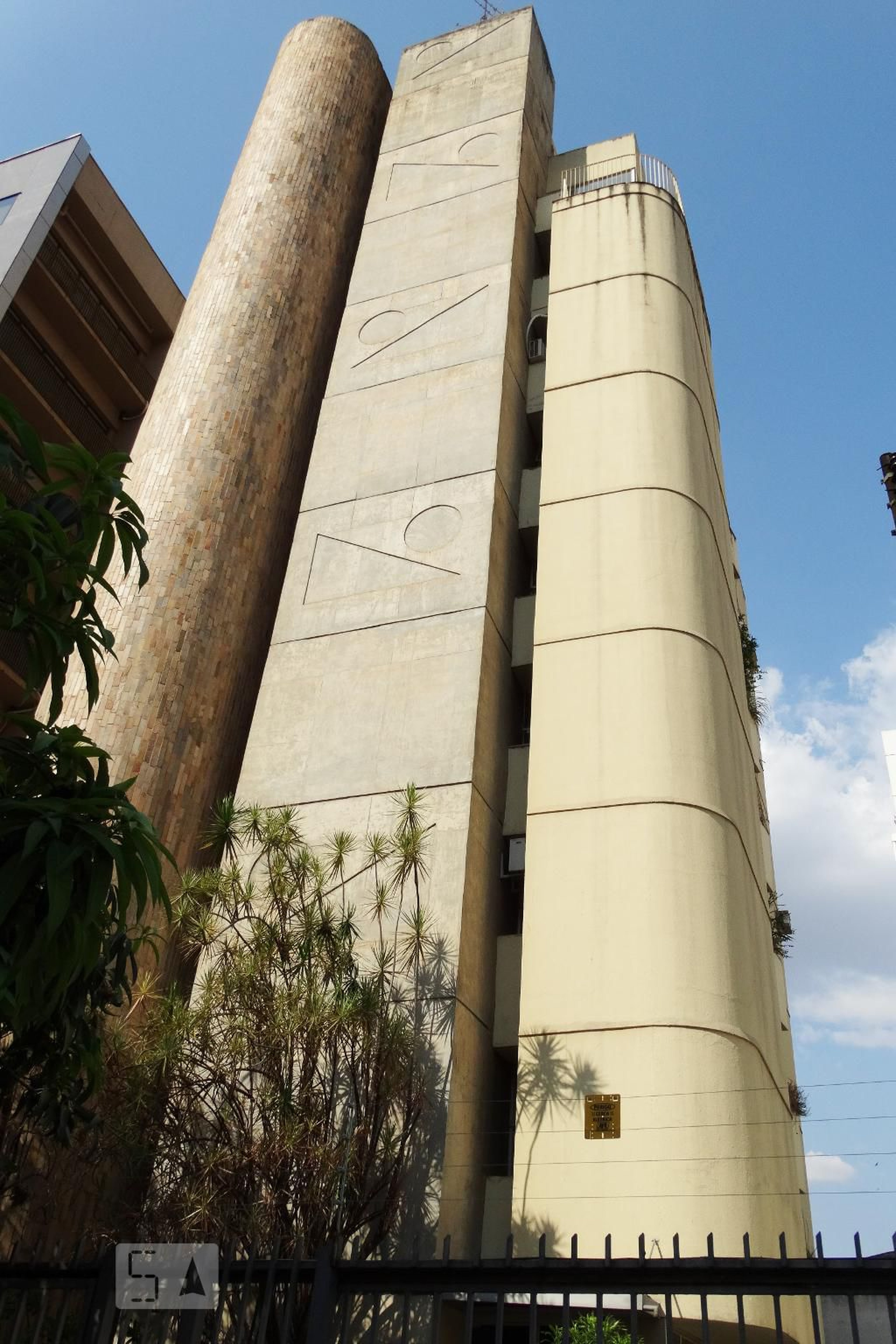 Fachada Condomínio em Rua 9, 941