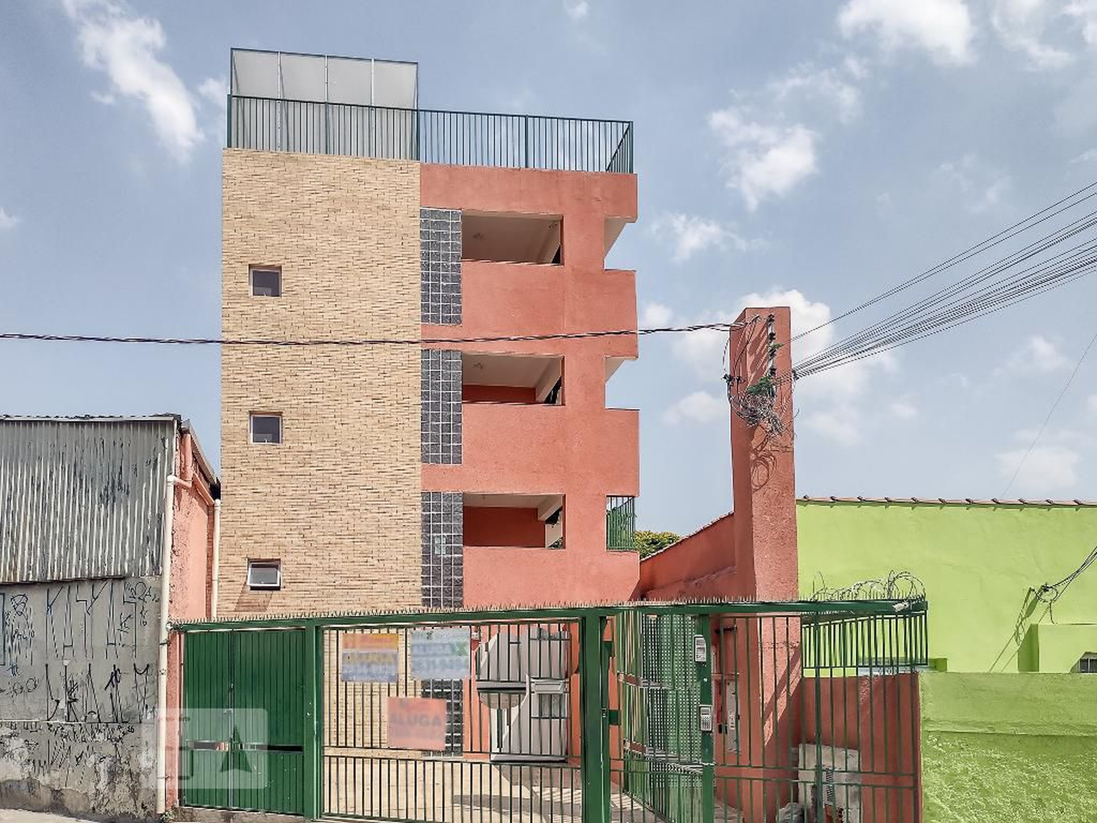 Fachada Condomínio em Rua Chico Pontes, 84