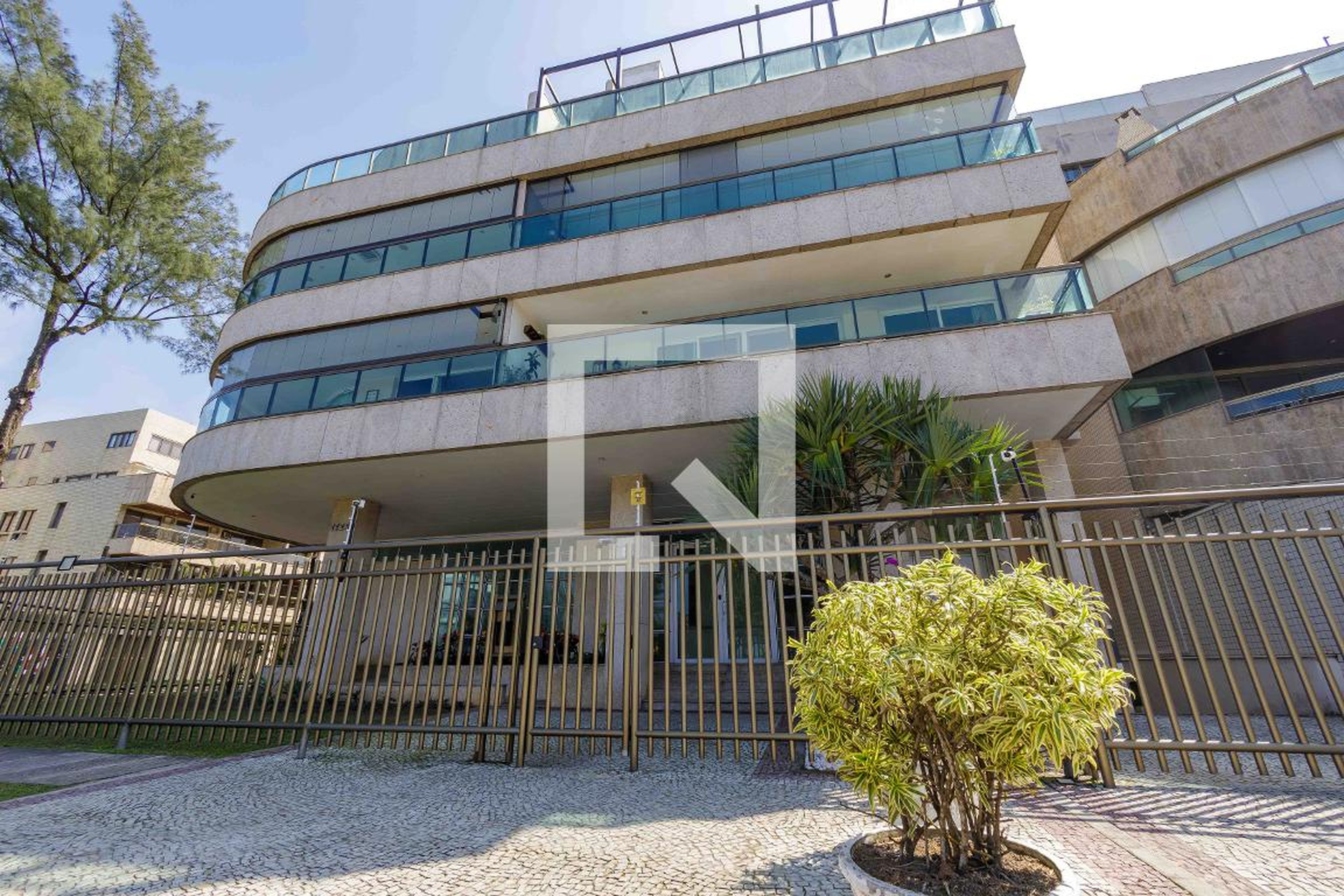 Fachada Condomínio em Avenida Lúcio Costa, 17230