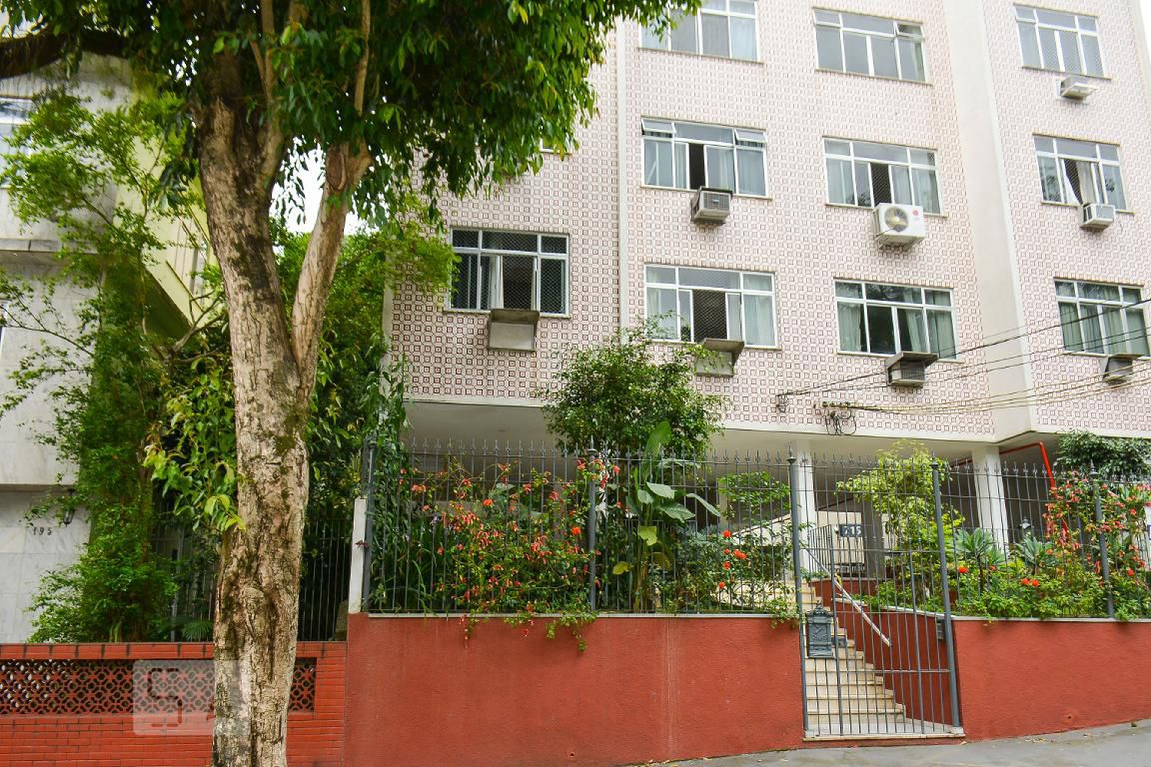 Fachada do Condomínio Condomínio em Rua Áureliano Pímentel, 215