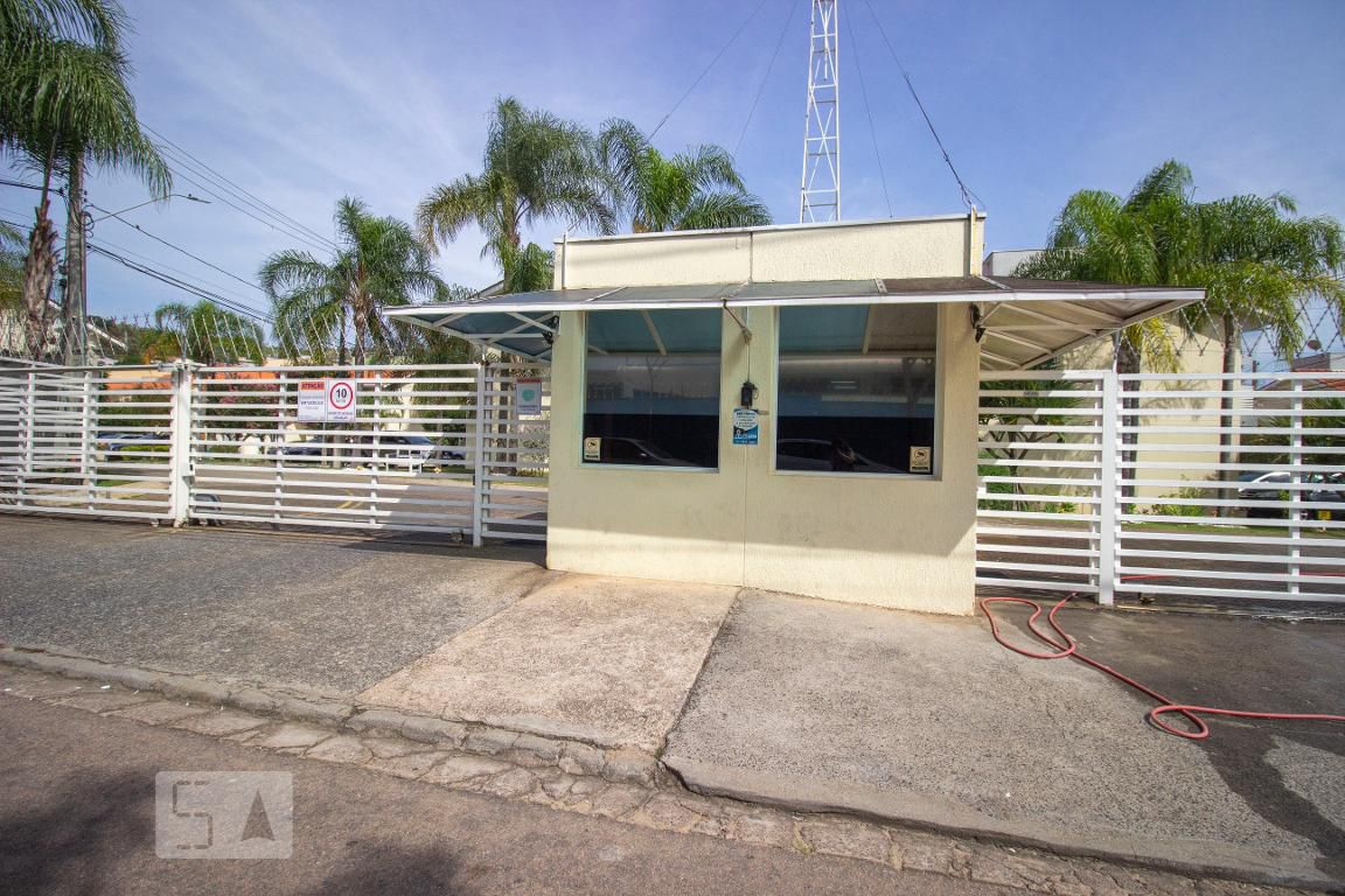 Fachada do Condomínio Condomínio Caminhos da Serra II