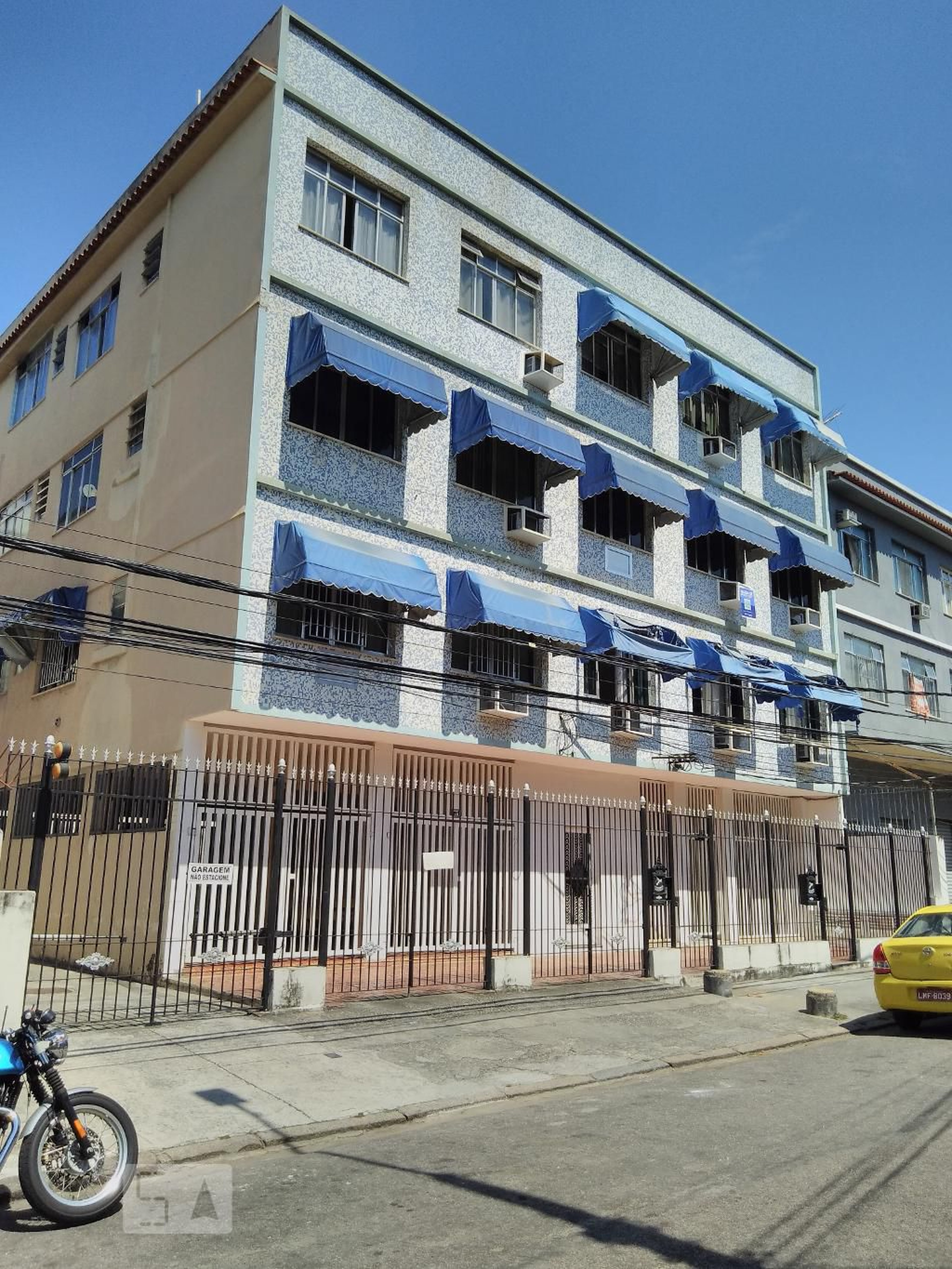 Fachada Condomínio em Rua Professora Paula Aquiles, 73