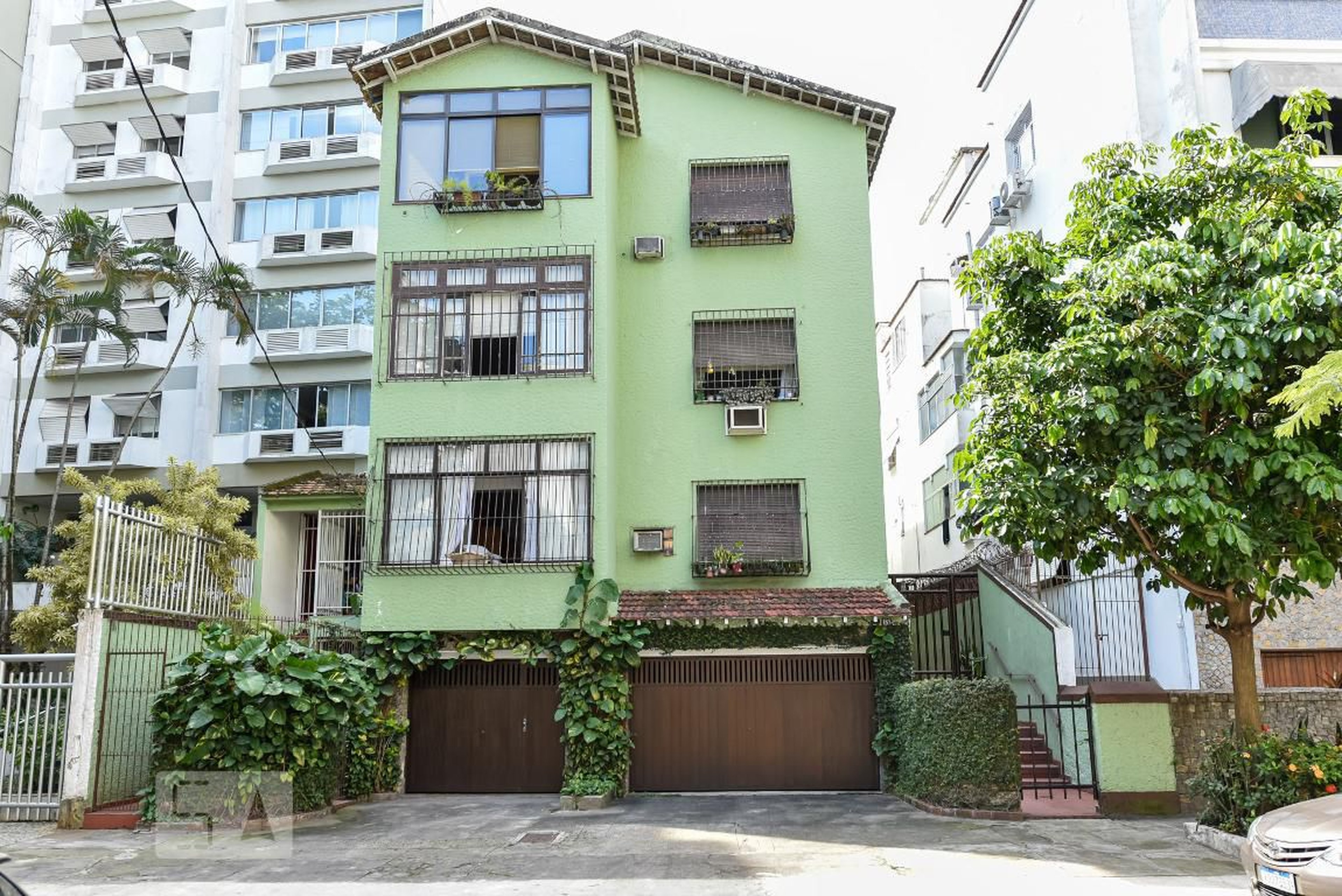 Fachada Condomínio em Rua Desembargador Alfredo Rússel, 188