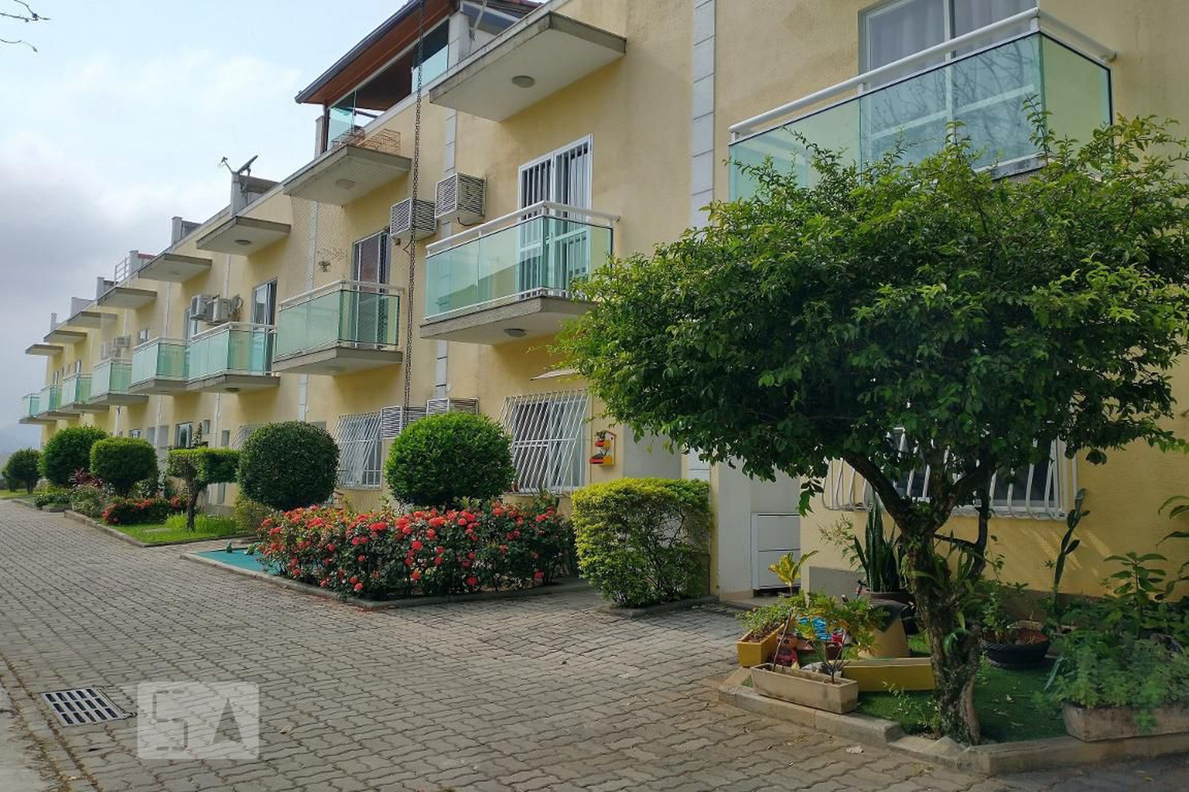 Fachada do Condomínio Condomínio em Rua Mapendi, 375