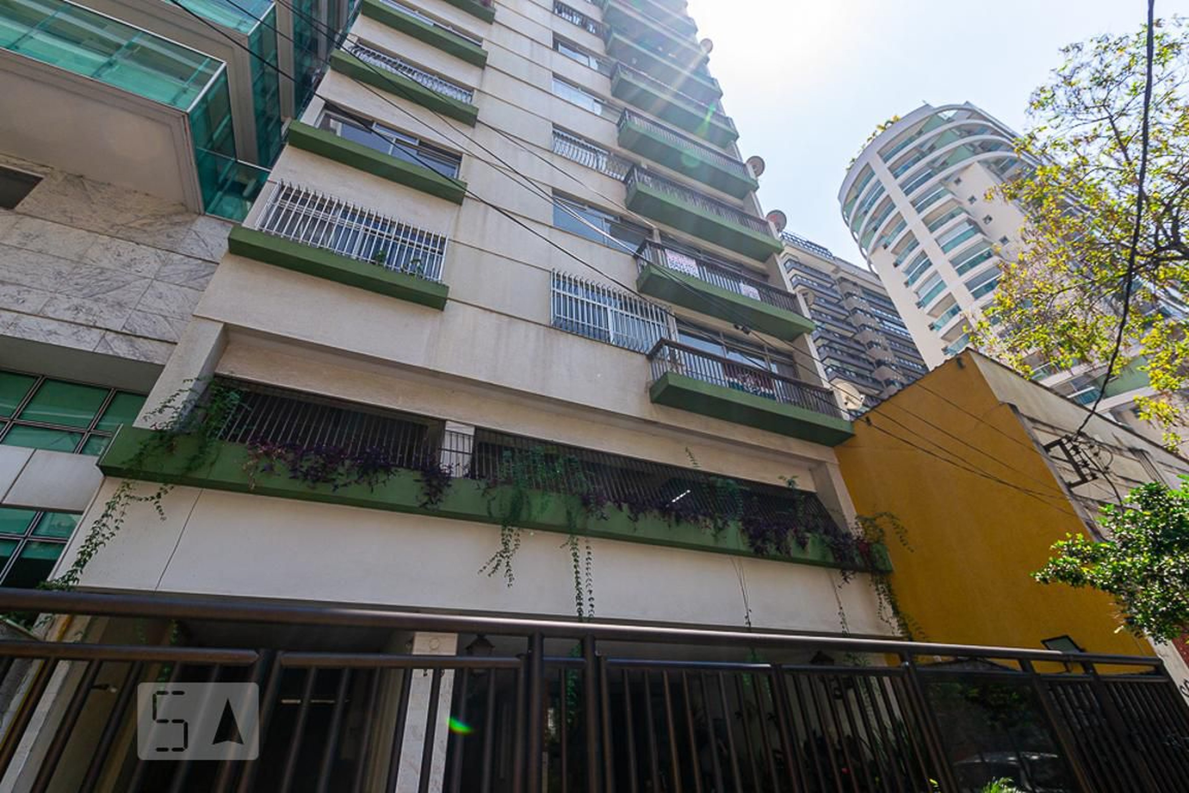 Fachada do Prédio Condomínio em Rua Cinco de Julho, 273