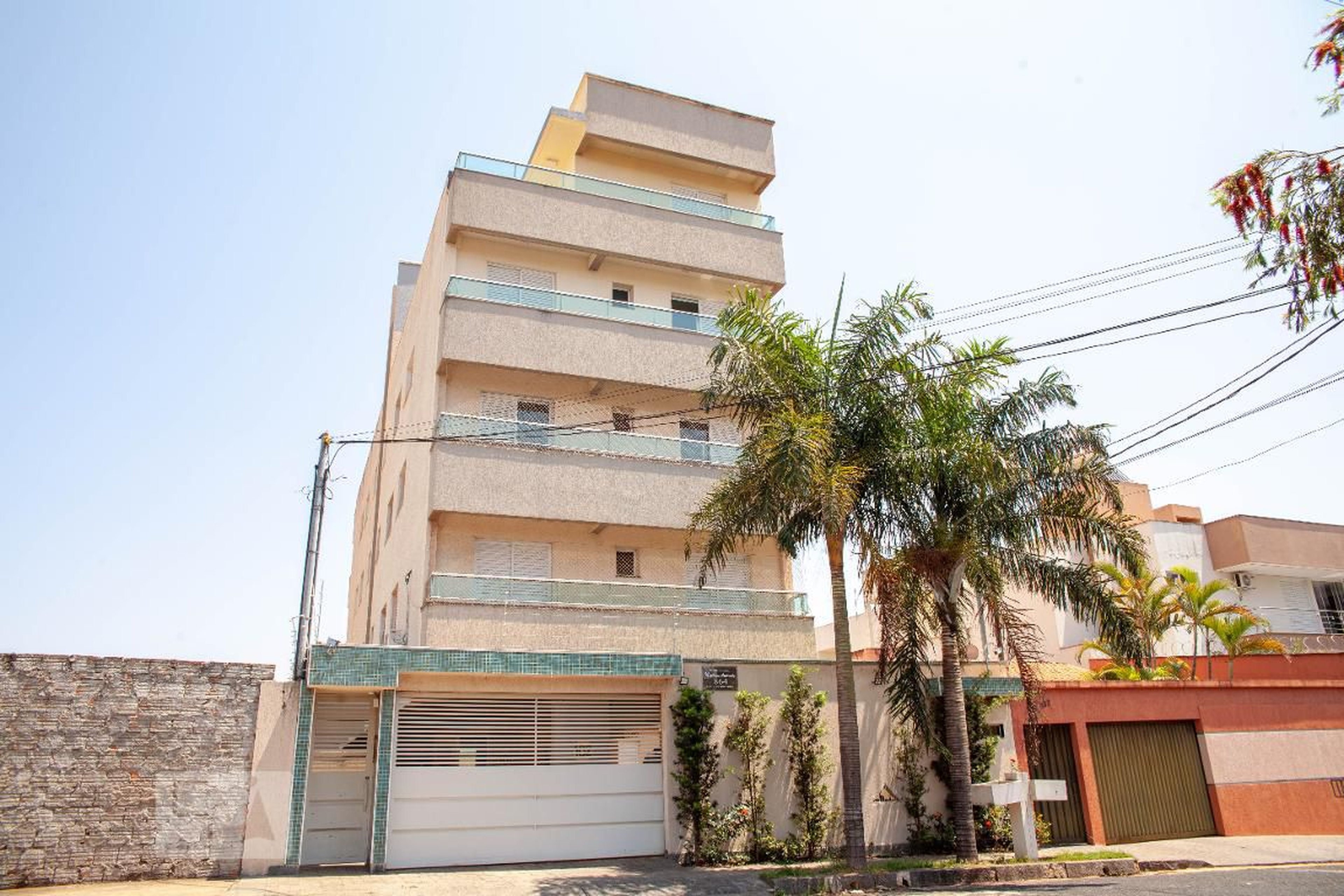 Fachada Condomínio em Rua Antônio Salviano de Rezende, 864