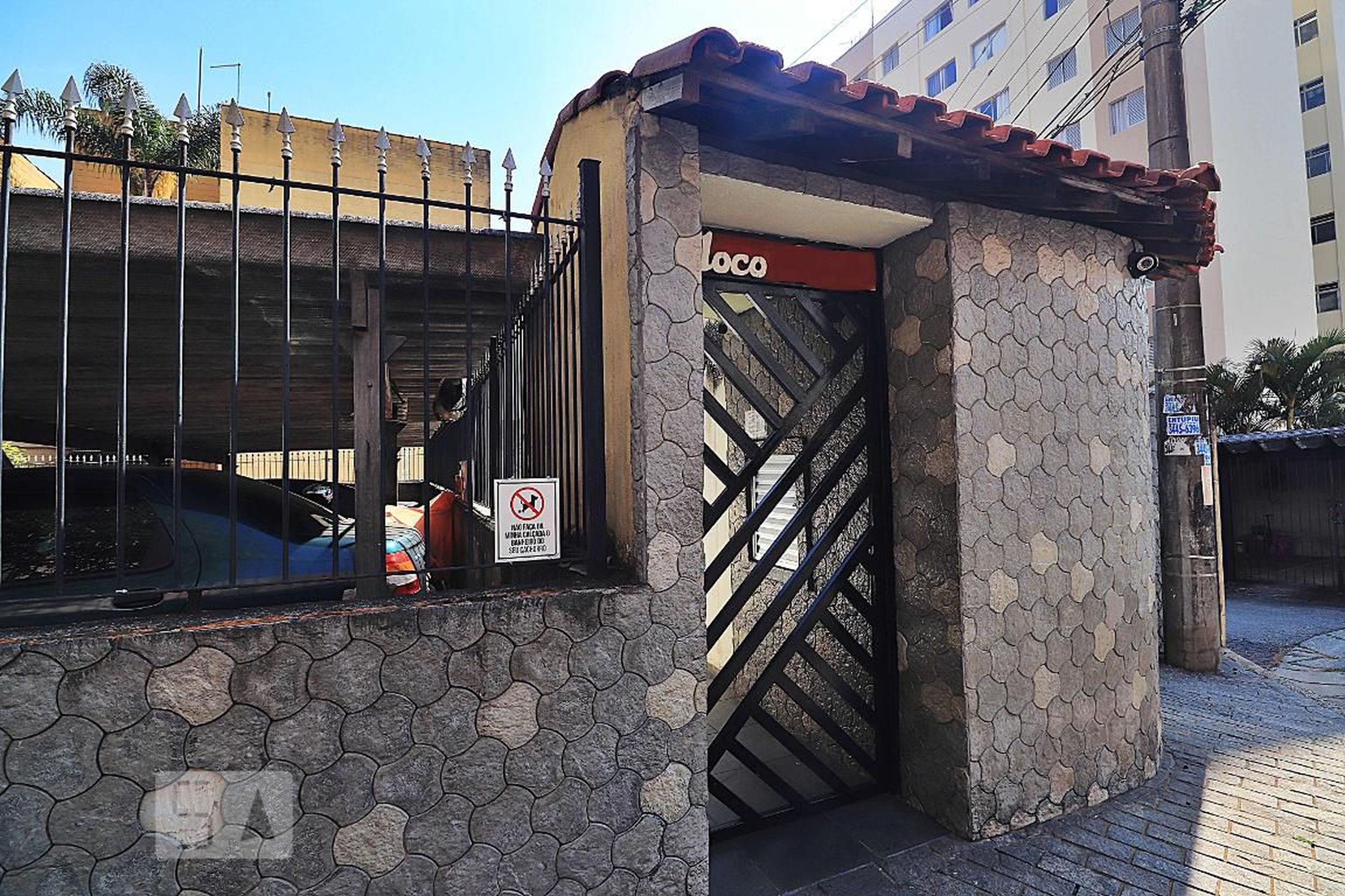 Fachada Condomínio em Rua Jaime Costa, A21