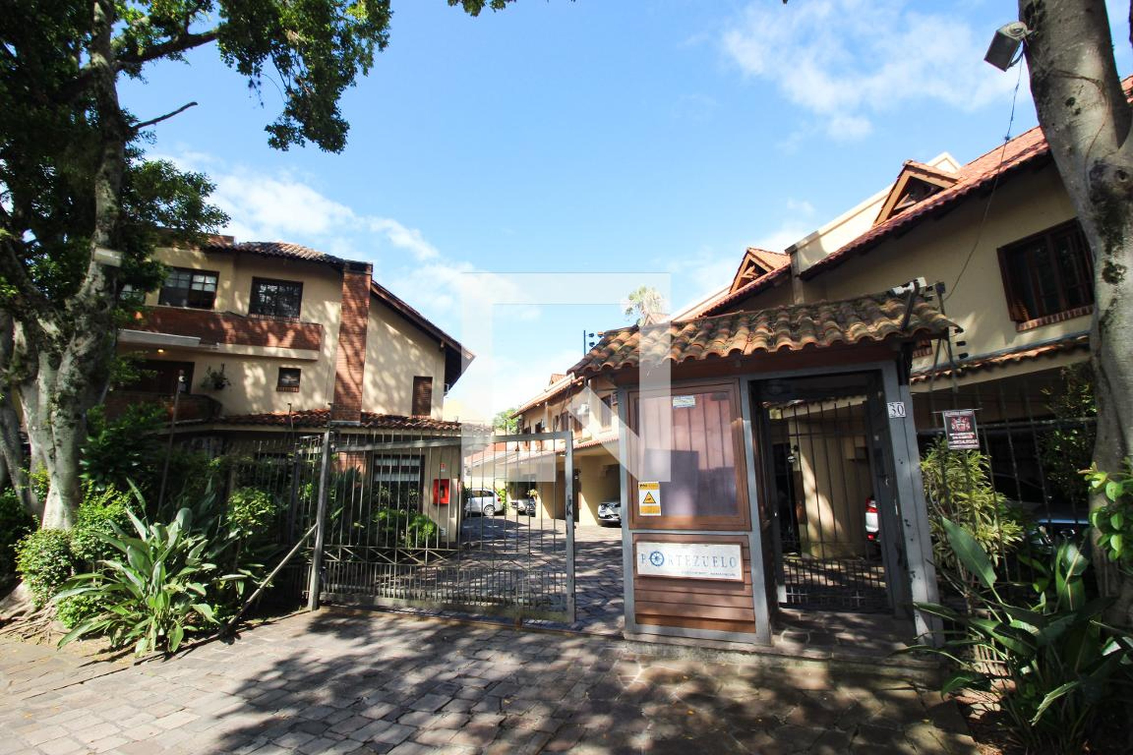 Fachada do condomínio Condomínio Portezuelo