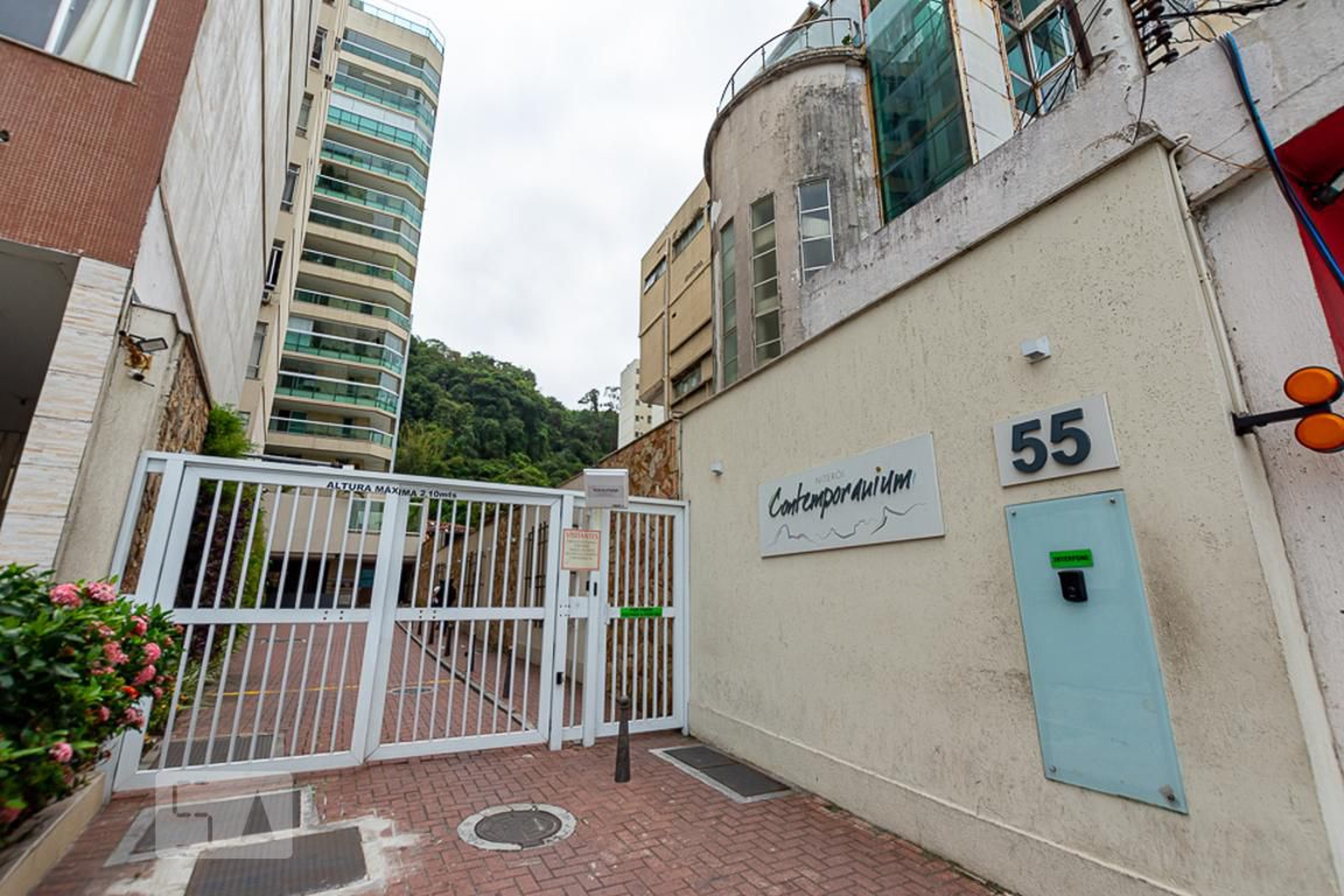 Entrada Condomínio em Avenida Jornalista Alberto F Torres, 55