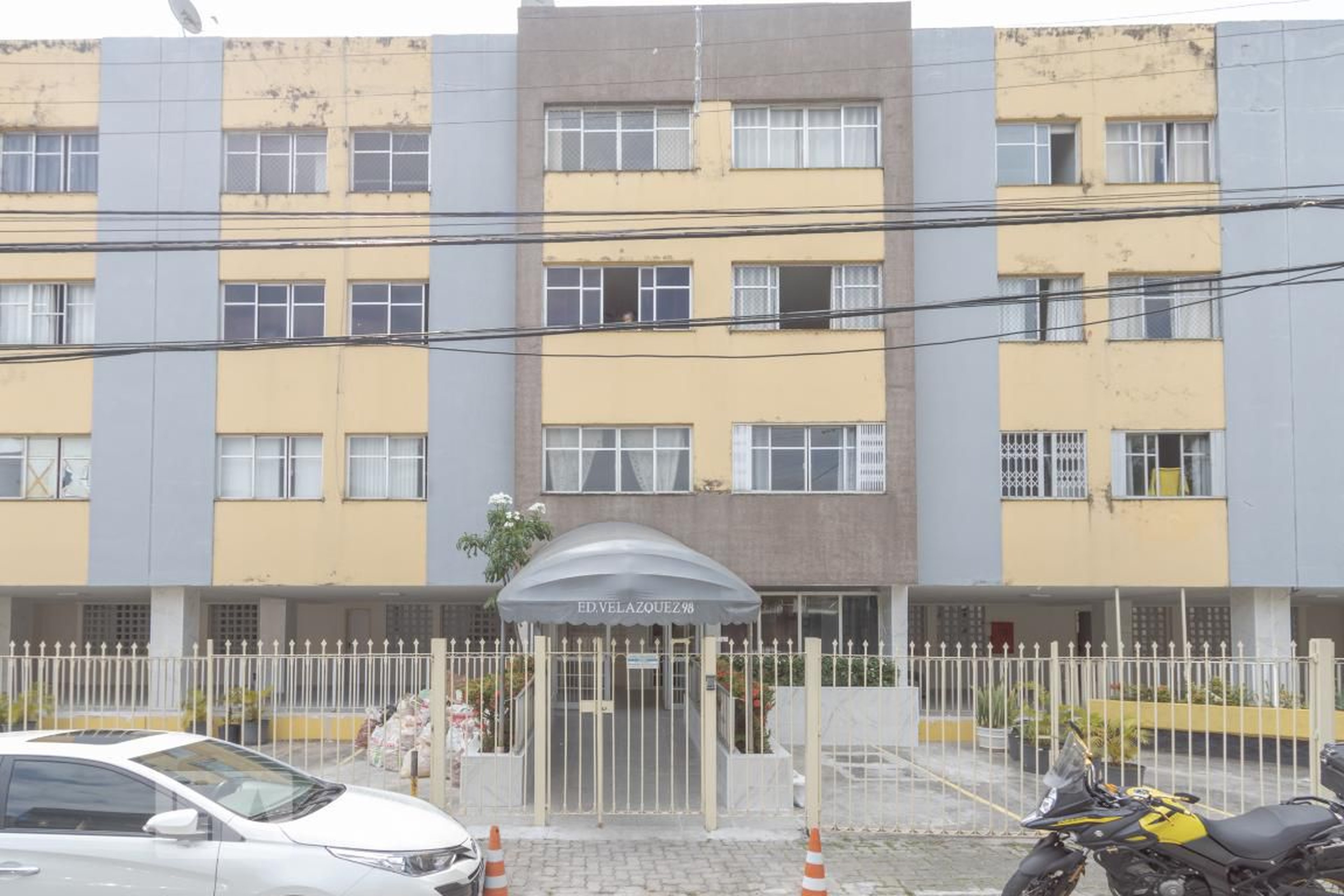 Fachada Condomínio em Rua Arlíndo Fragoso, 98