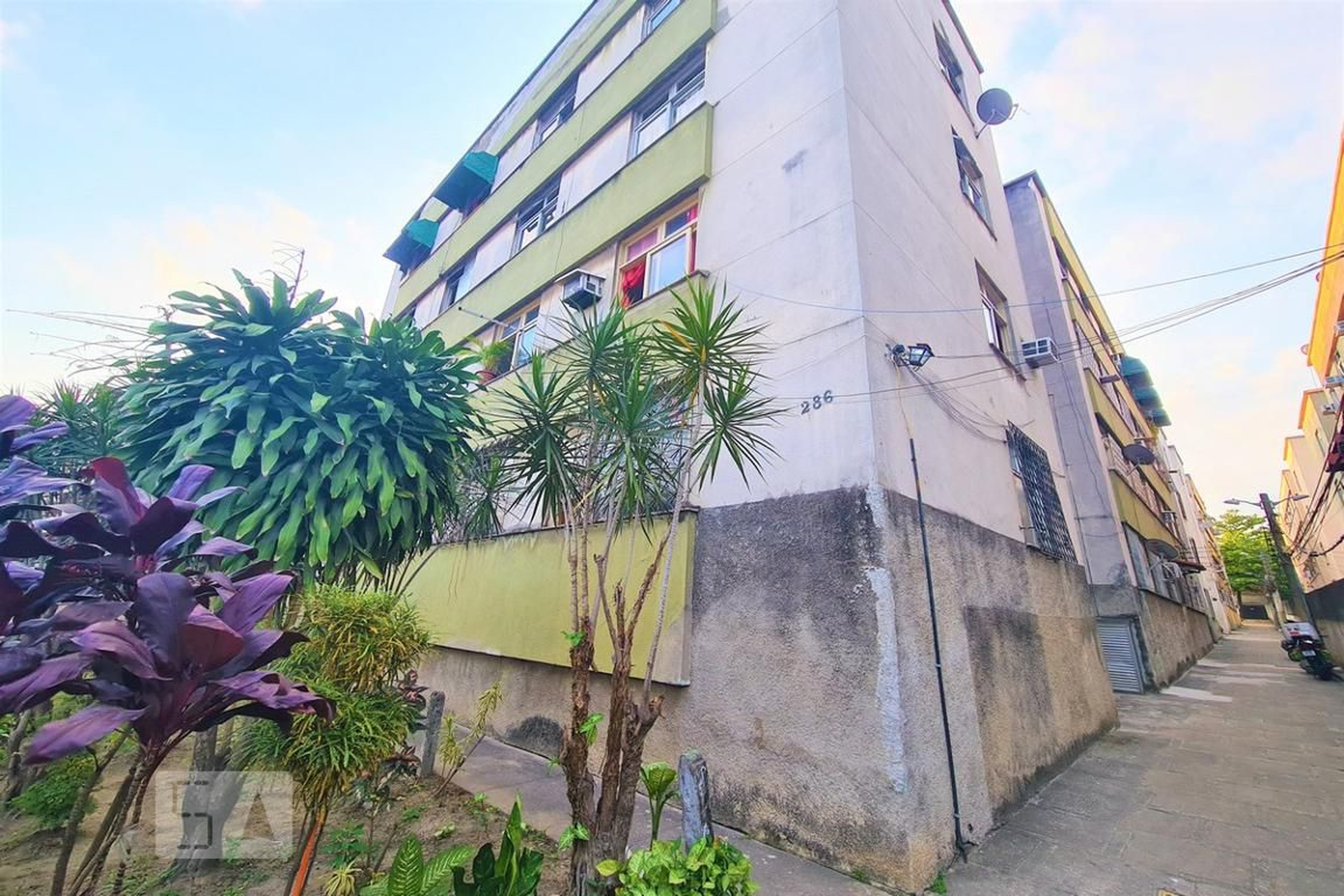 Fachada Condomínio em Estrada Adhemar Bebiano, 3675