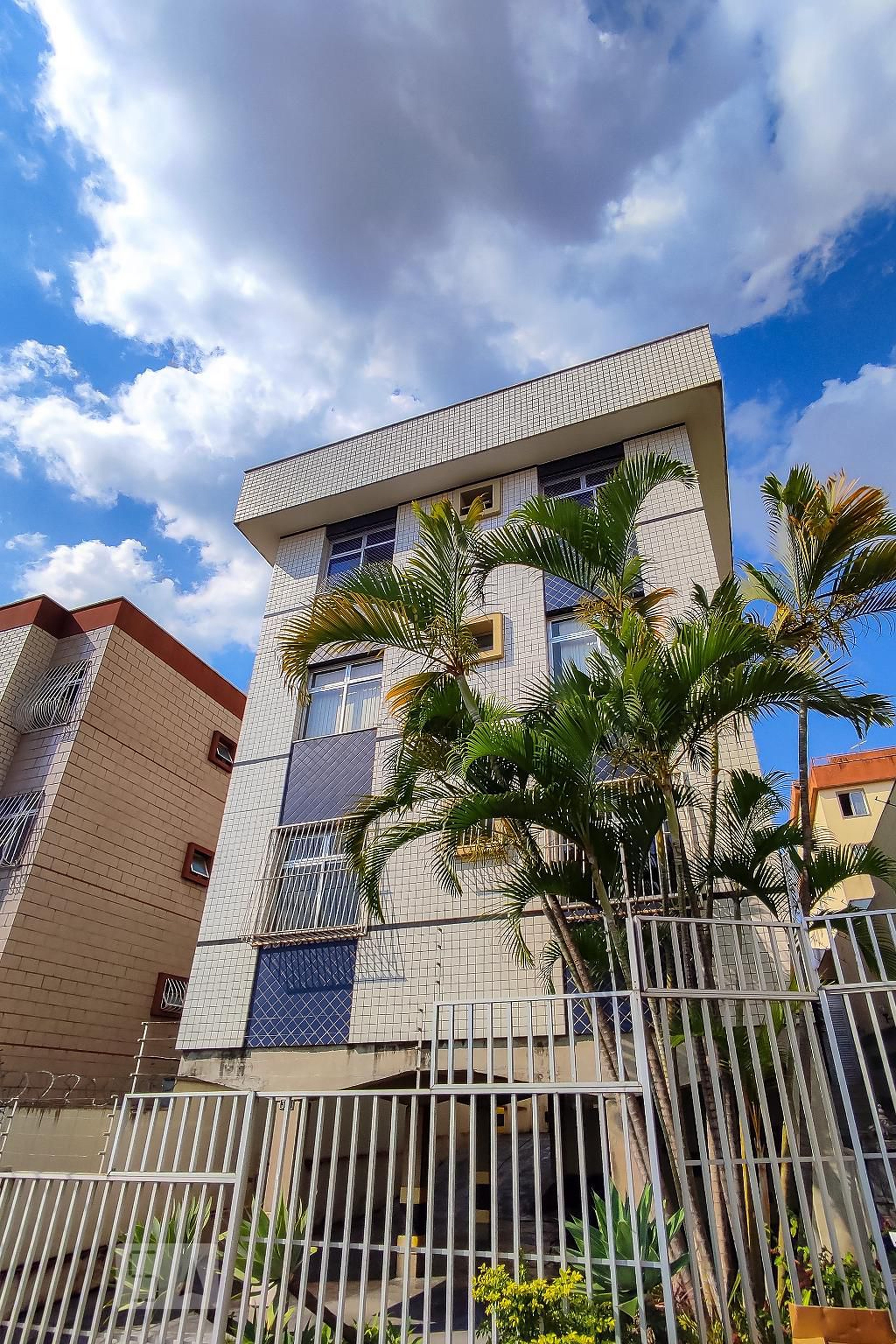 Fachada Condomínio em Rua Ingá, 371