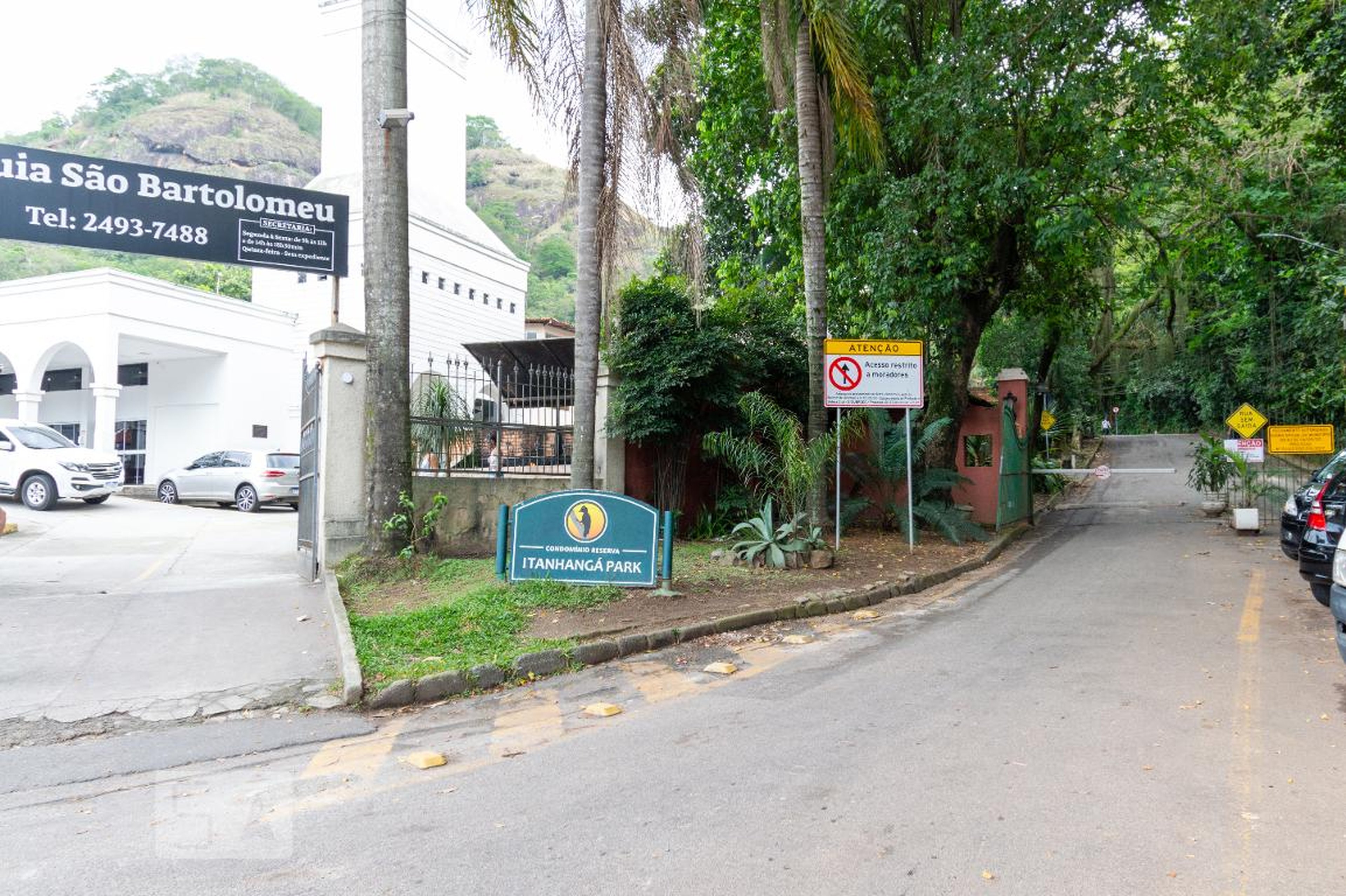 Fachada do Condomínio Condomínio em Estrada da Barra da Tijuca, 98