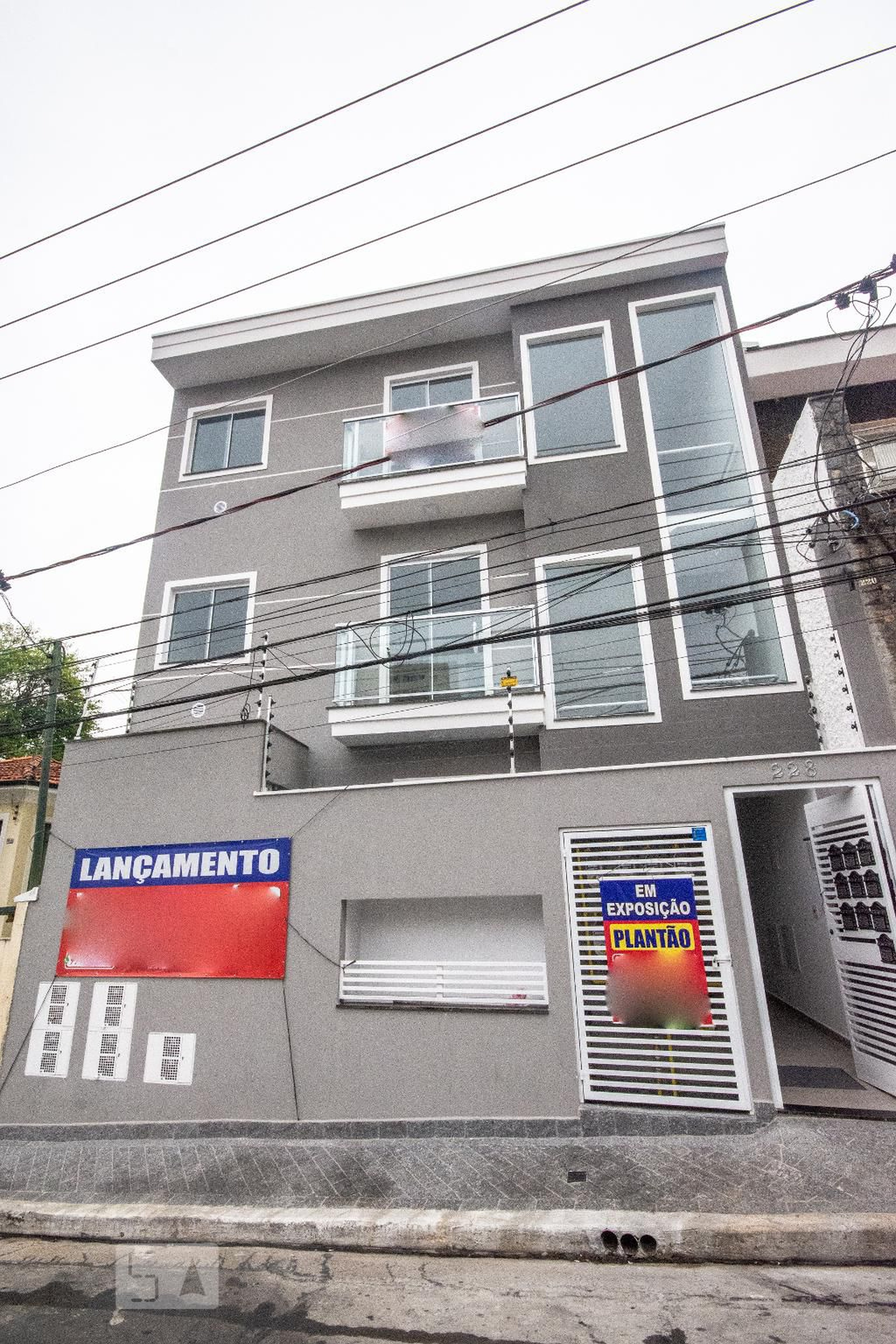 Fachada Condomínio em Rua Tanque Velho, 228