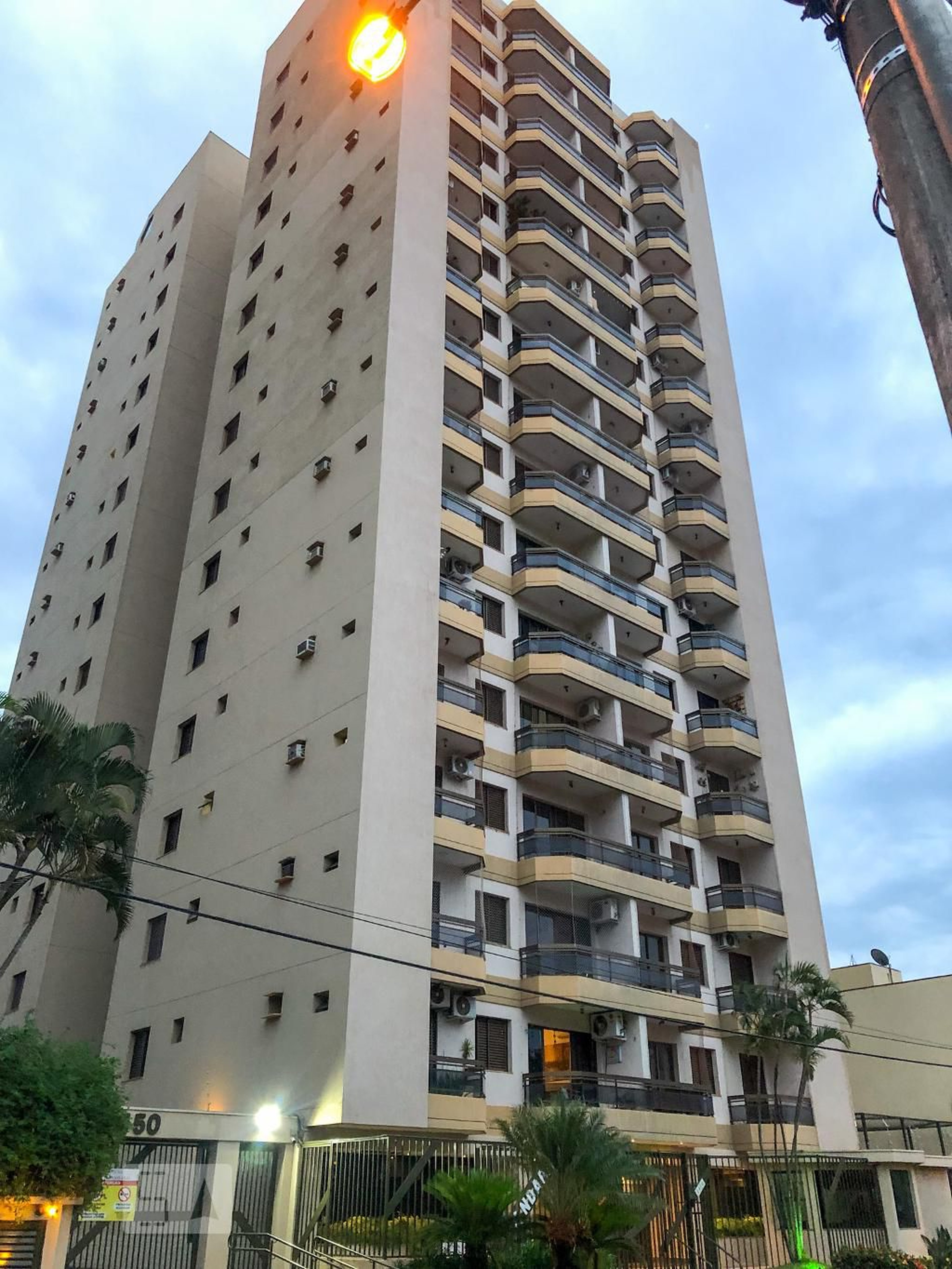 Fachada Condomínio em Rua Arnaldo Victaliano, 1540