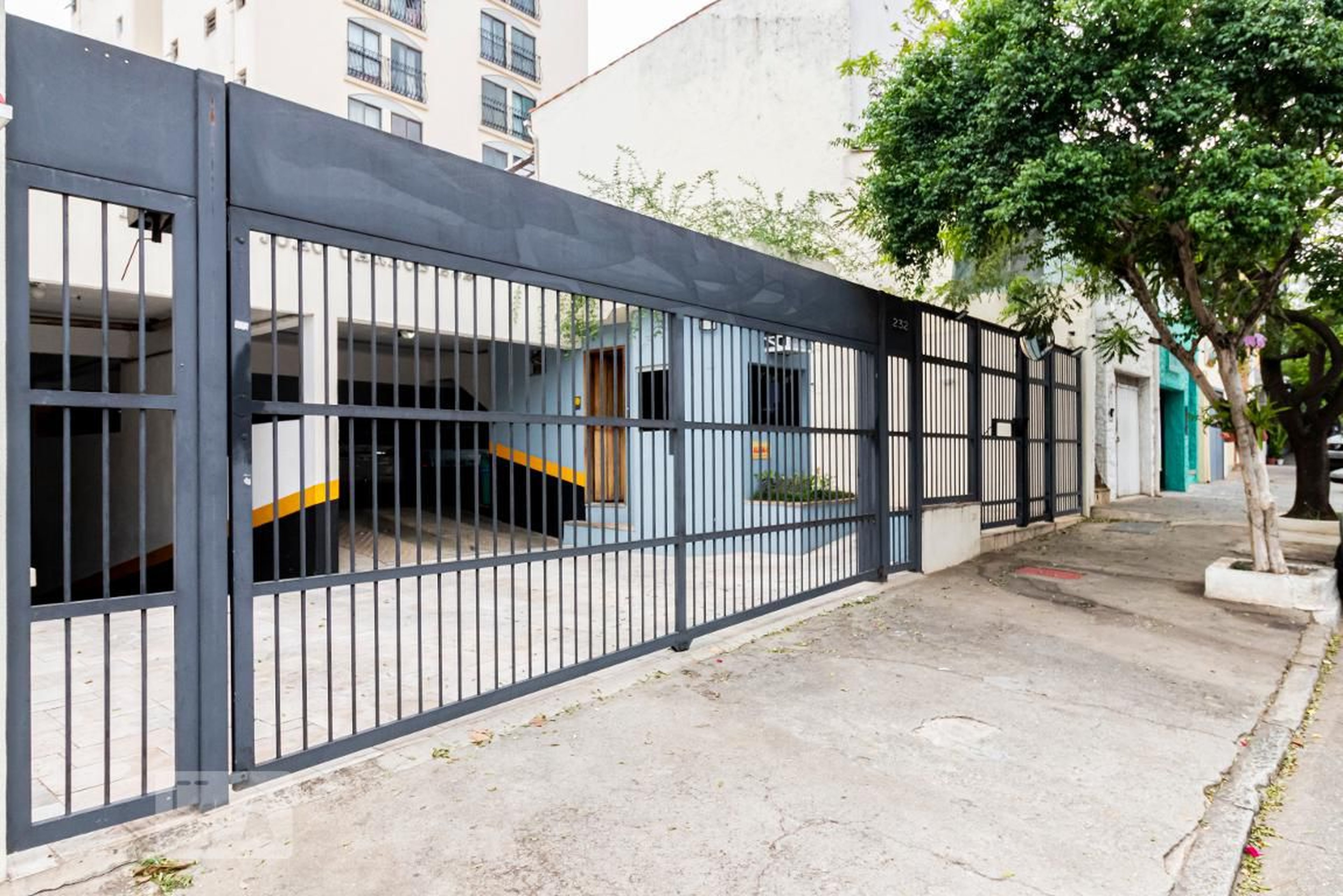 Fachada Condomínio em Rua Carlos Petit, 252