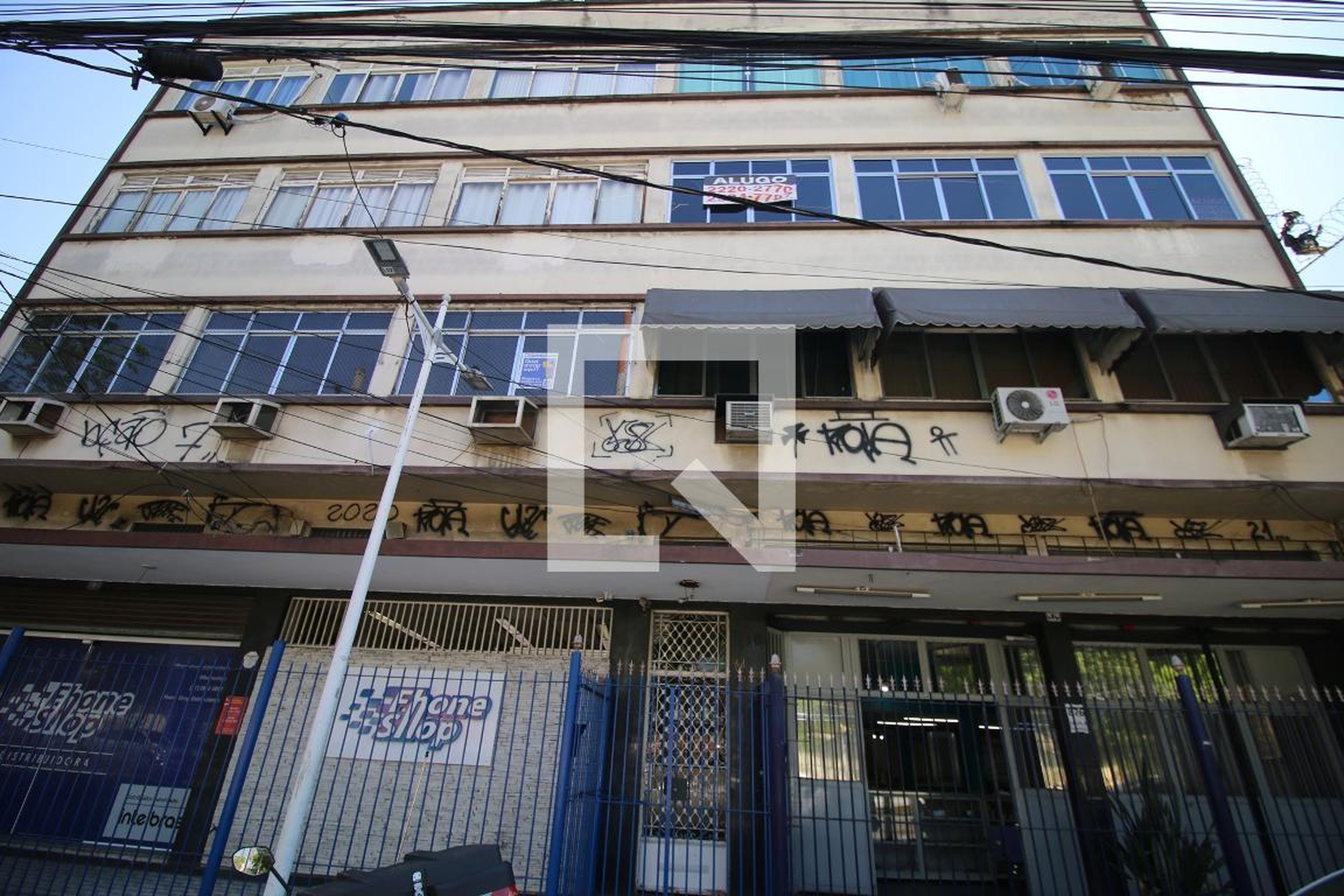 Fachada do Prédio Condomínio em Estrada Adhemar Bebiano, 876