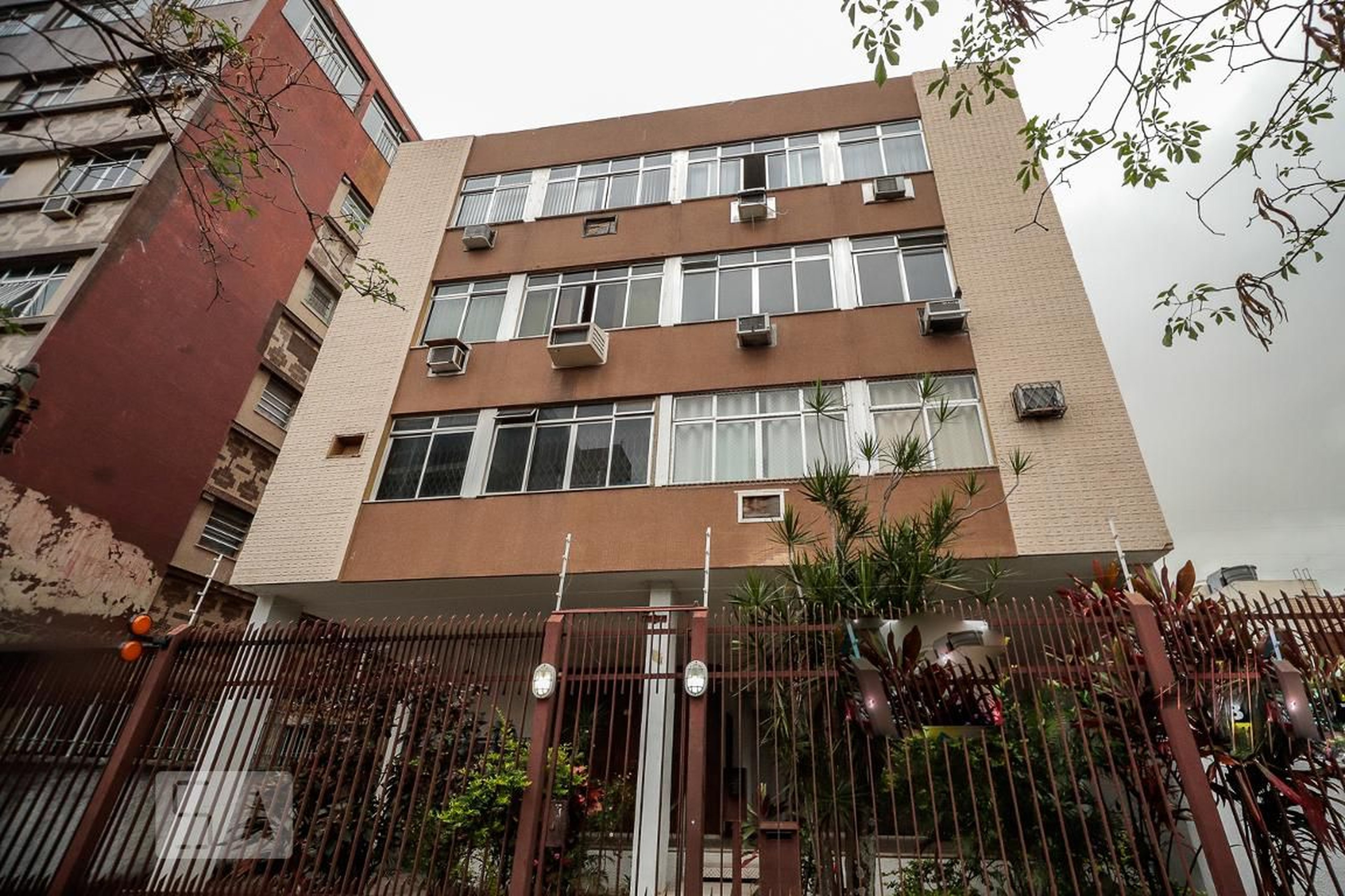 Fachada Condomínio em Rua Hermínia, 16