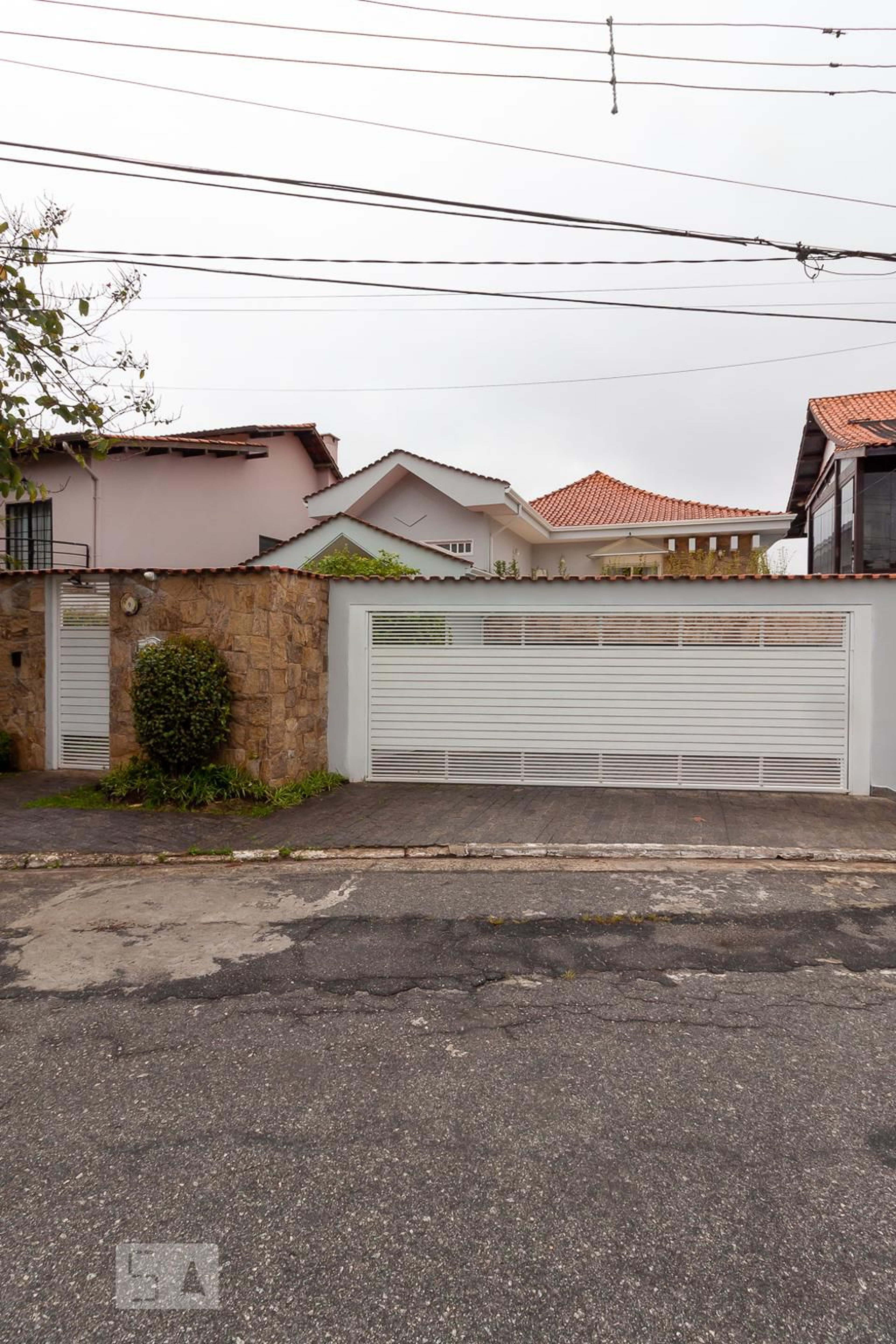 Fachada Condomínio em Rua Professor Francisco de Faria Barcellos, S/N 
