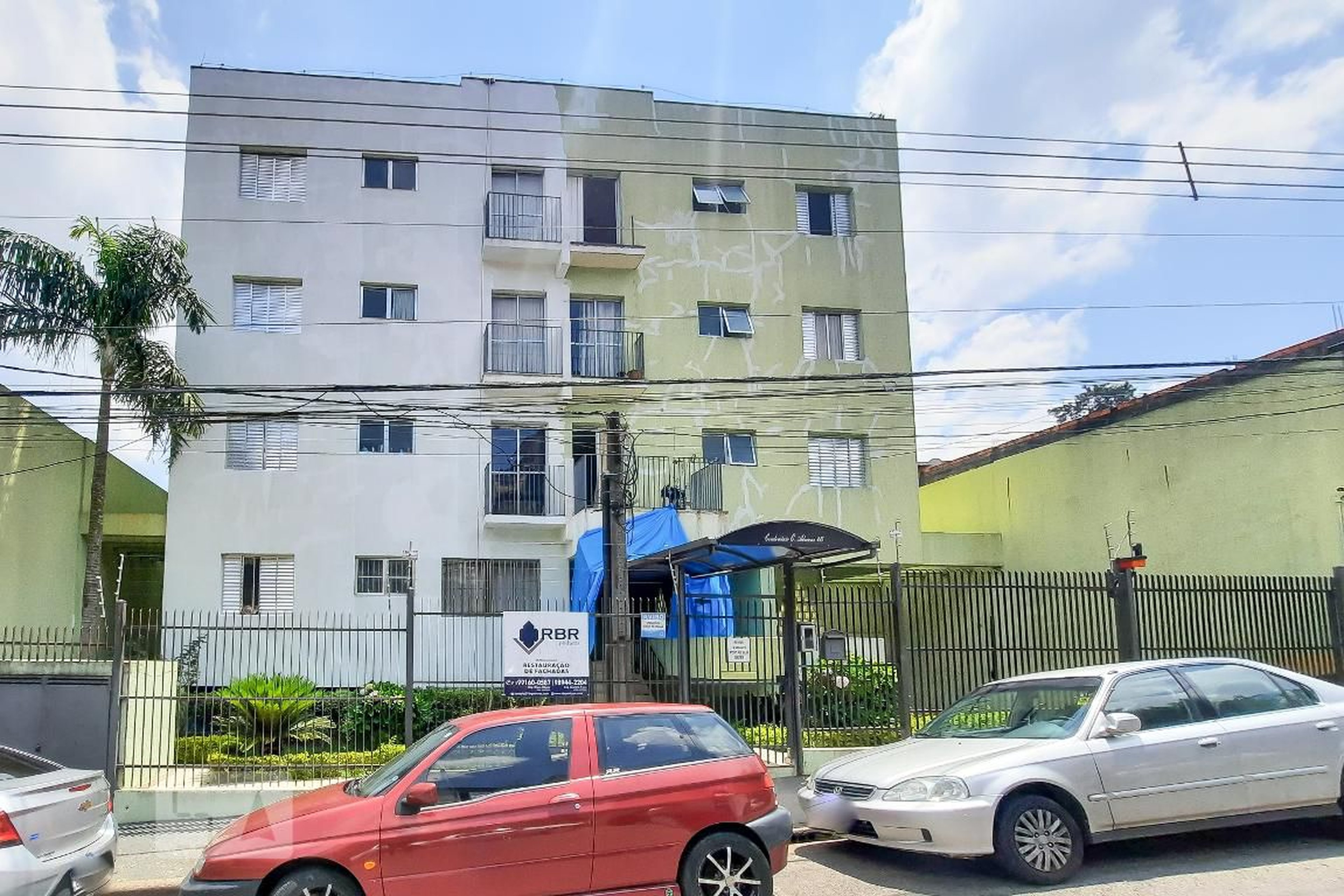 Fachada do Condomínio Edifício Adriana