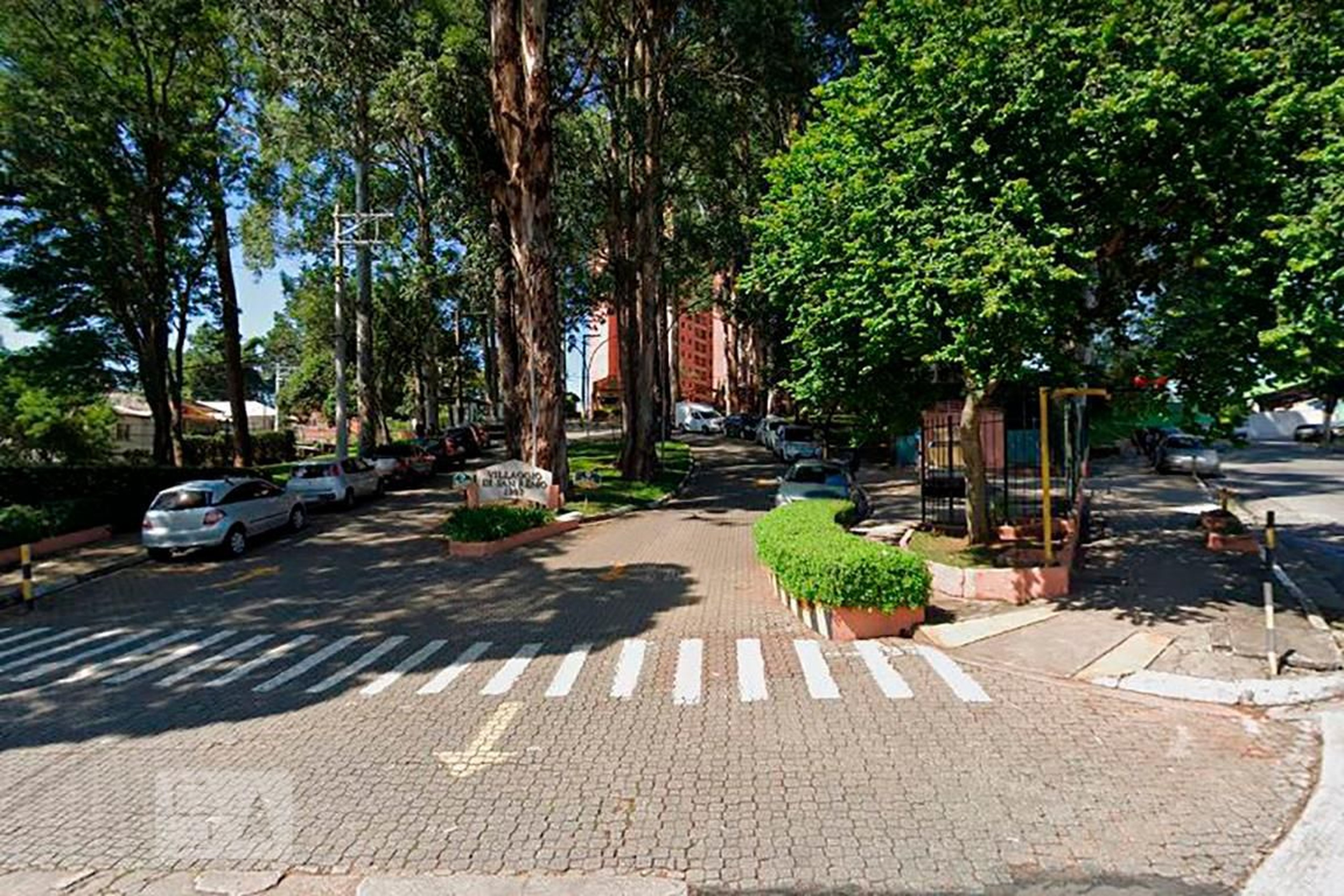 Fachada do Condomínio Condomínio em Avenida Interlagos, 2100