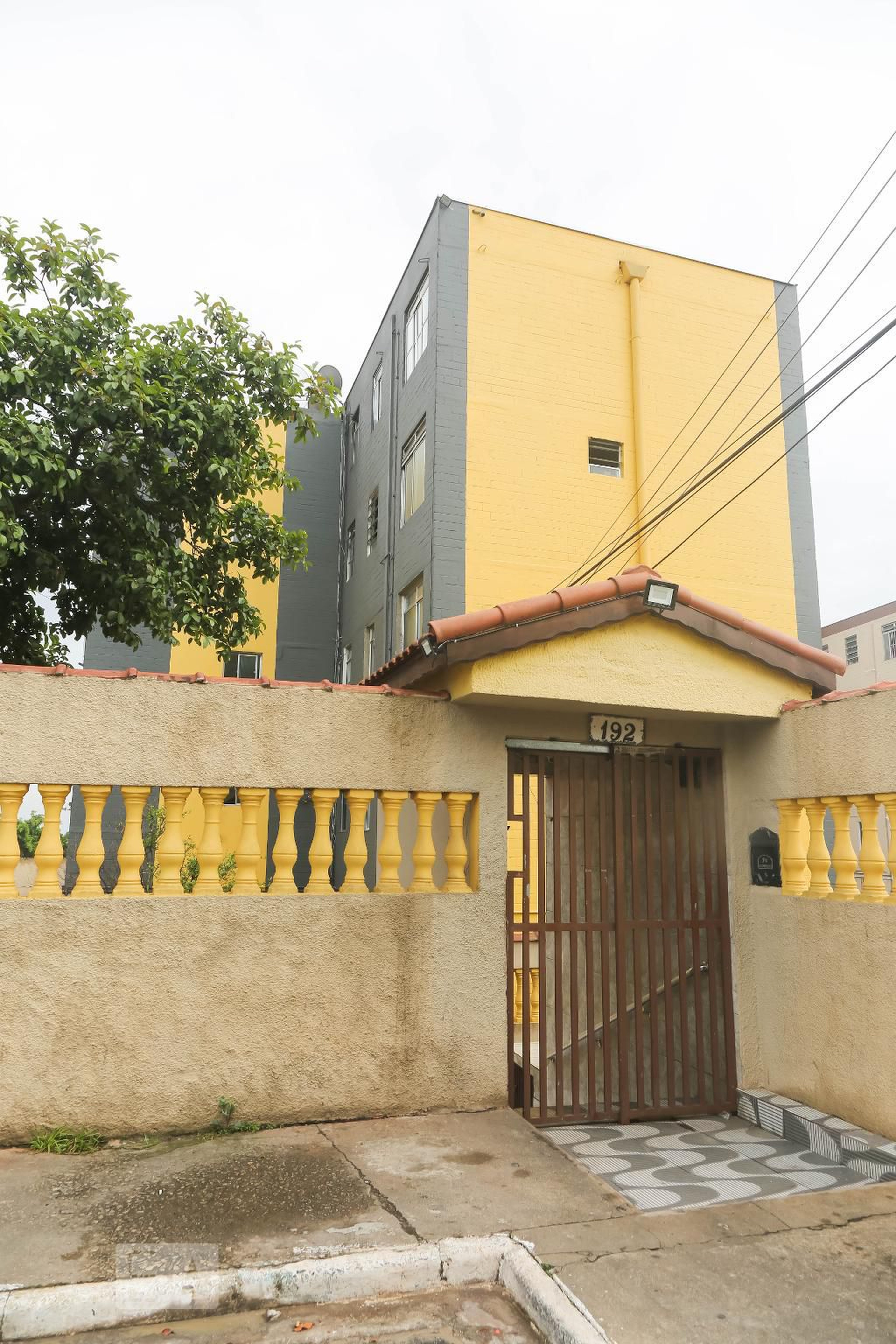 Fachada do Condomínio Condomínio em Rua Emílio Serrano, 182