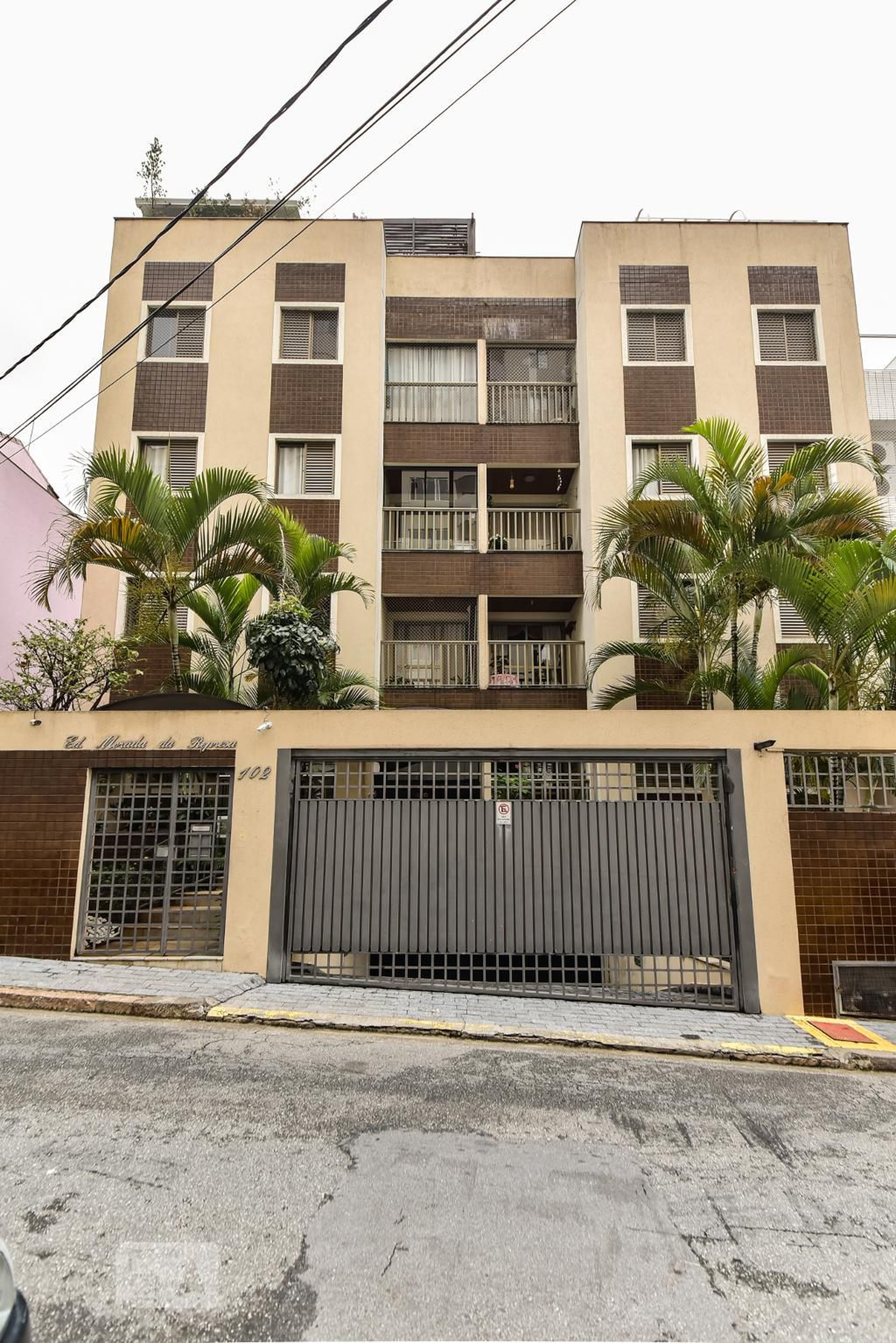 Fachada do Condomínio Condomínio em Rua da Represa, 102