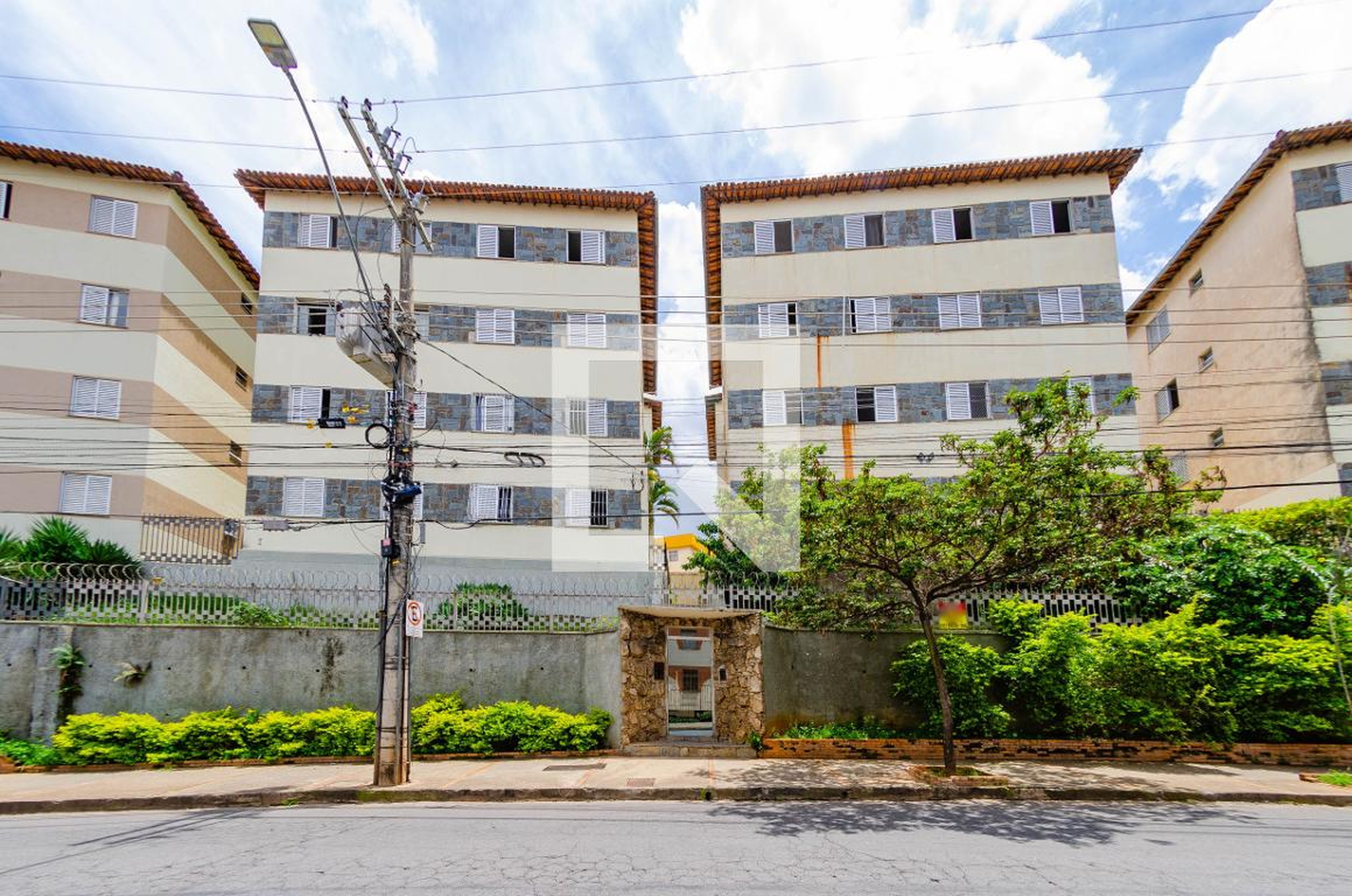 Fachada Condomínio em Rua Paulo Piedade Campos, 156