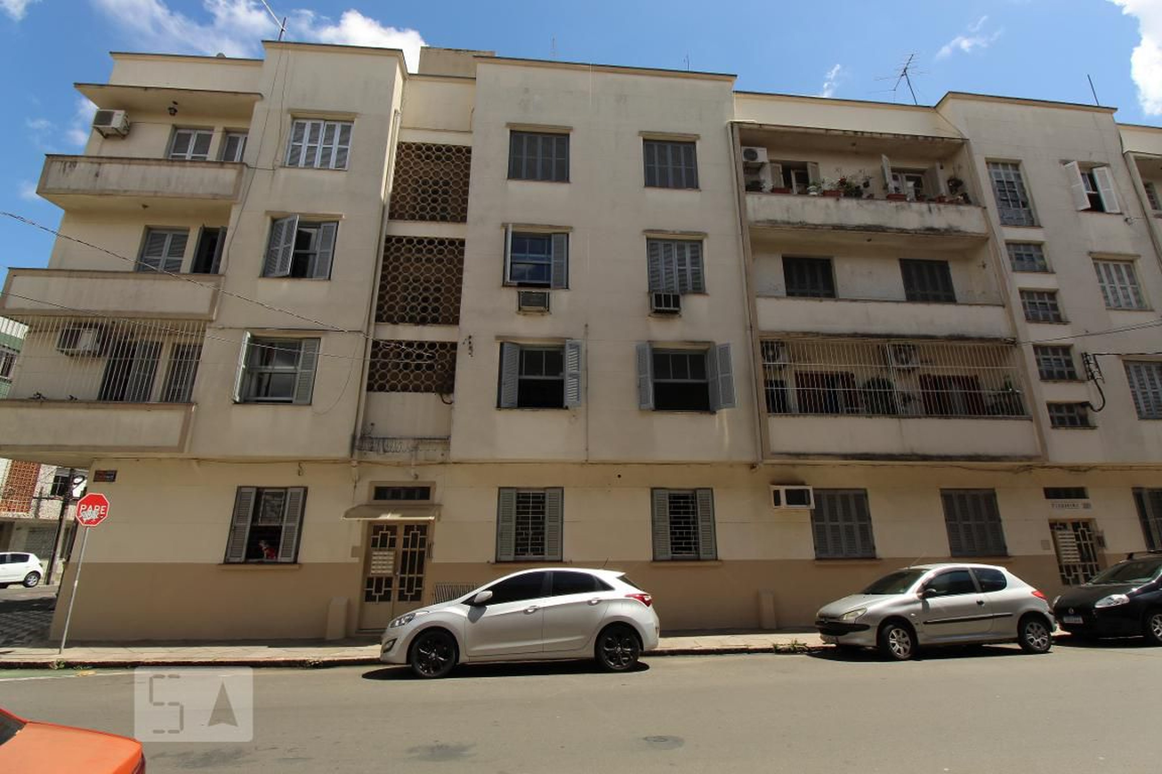 Fachada Condomínio em Rua Pedro Ivo, 205