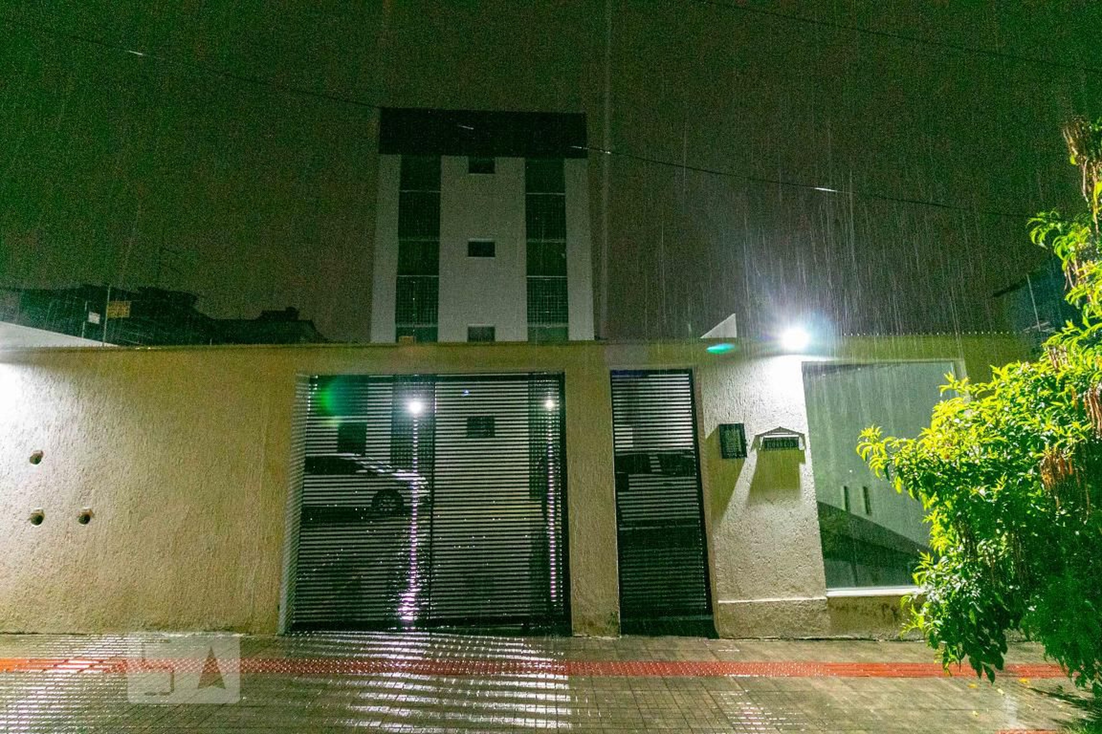 Fachada Condomínio em Rua Carmem, 167