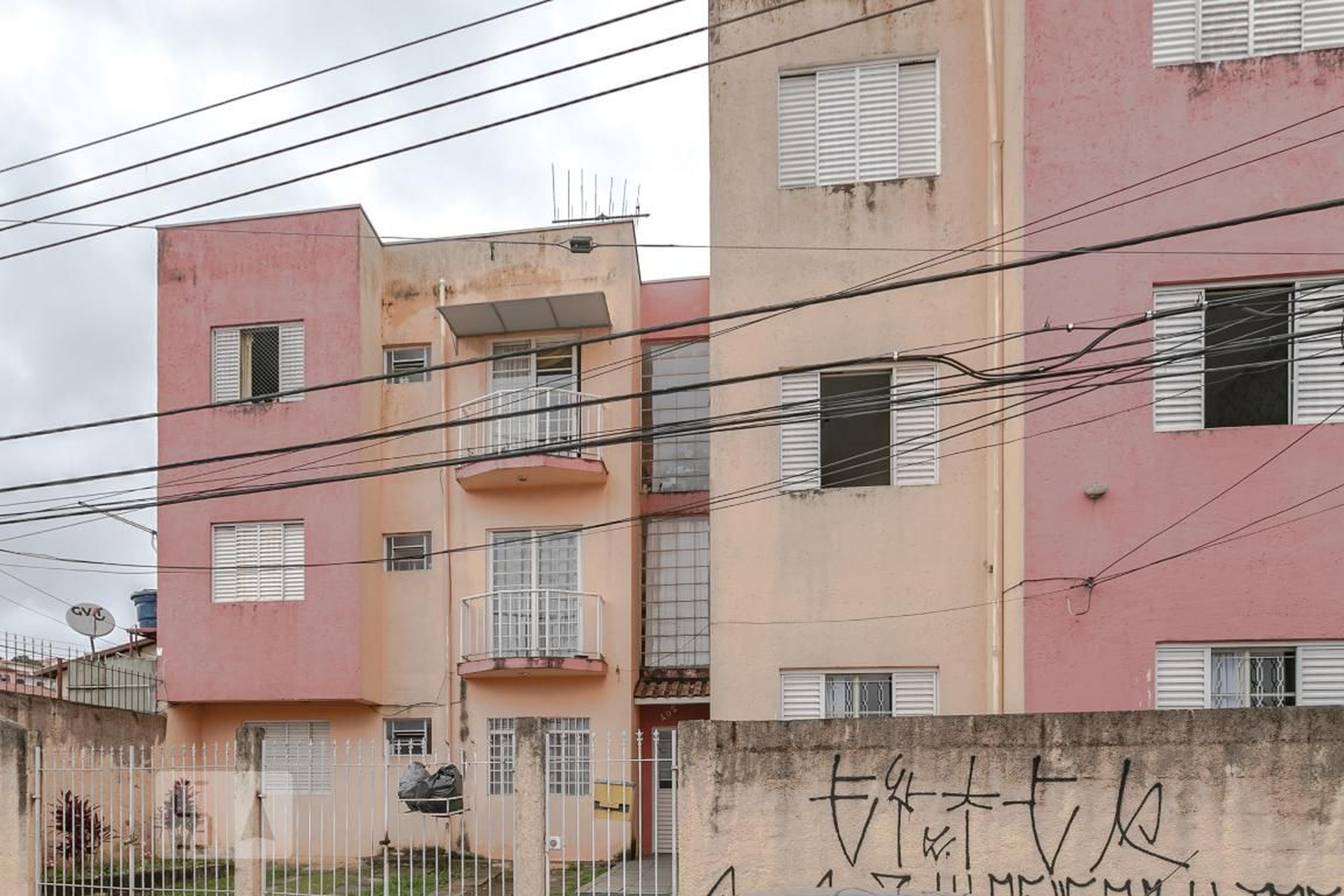Fachada Condomínio em Rua Caetano de Campos, 402