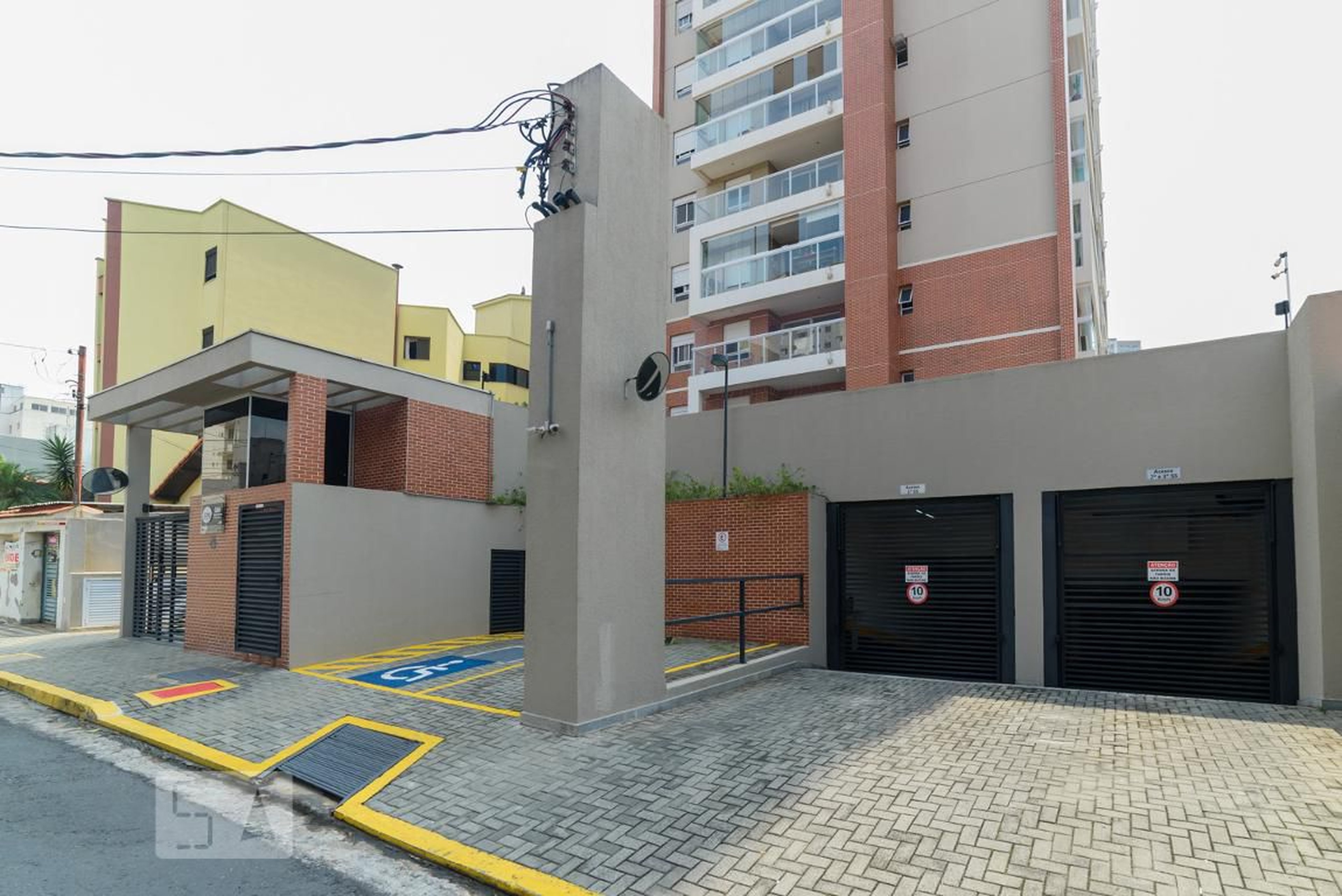 Fachada do Condomínio Condomínio Soho