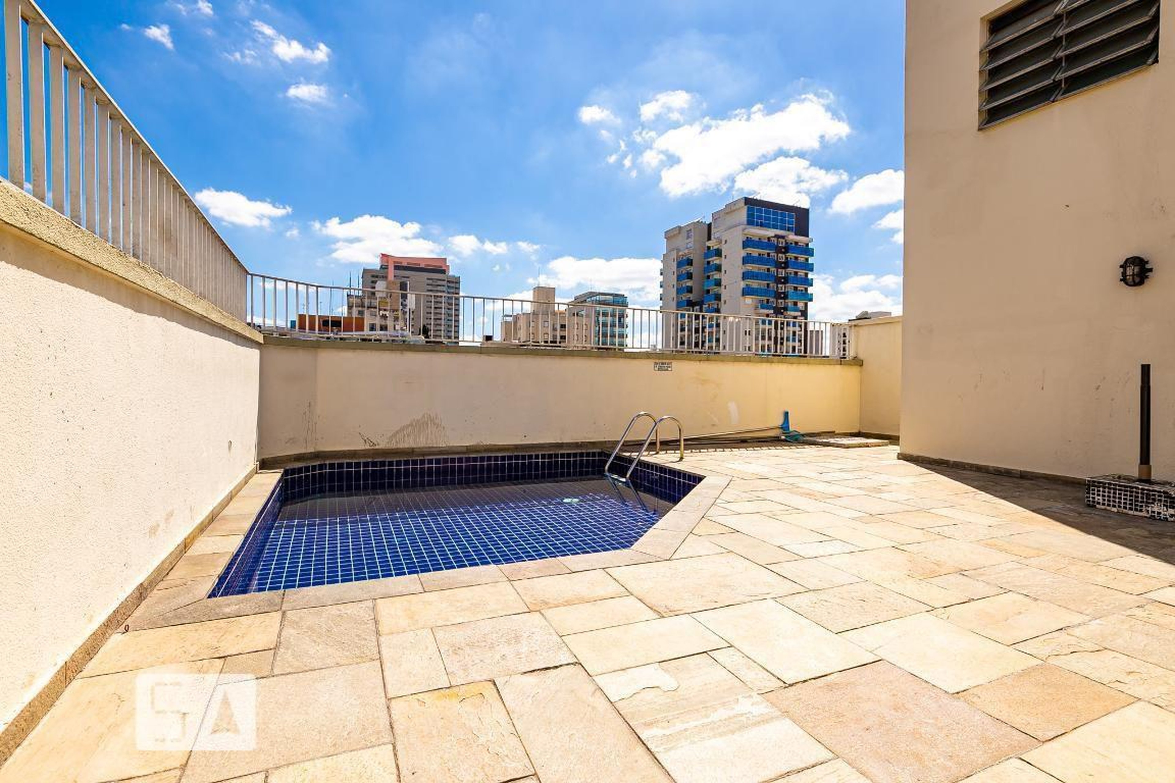 Piscina - de monte azul